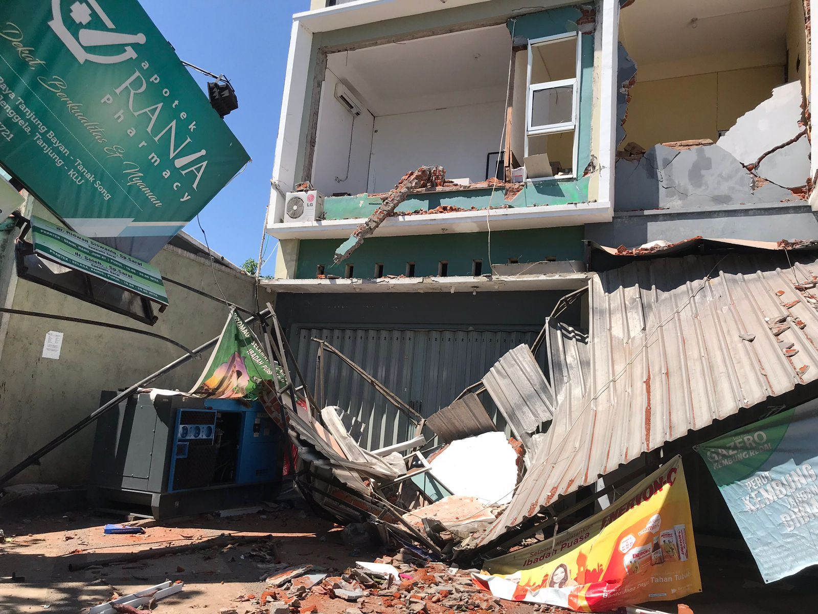 TERDAMPAK GEMPA: Salah satu bangunan hancur karena gempa 2018 silam di Tanjung.(RUSDI FOR LOMBOK POST)