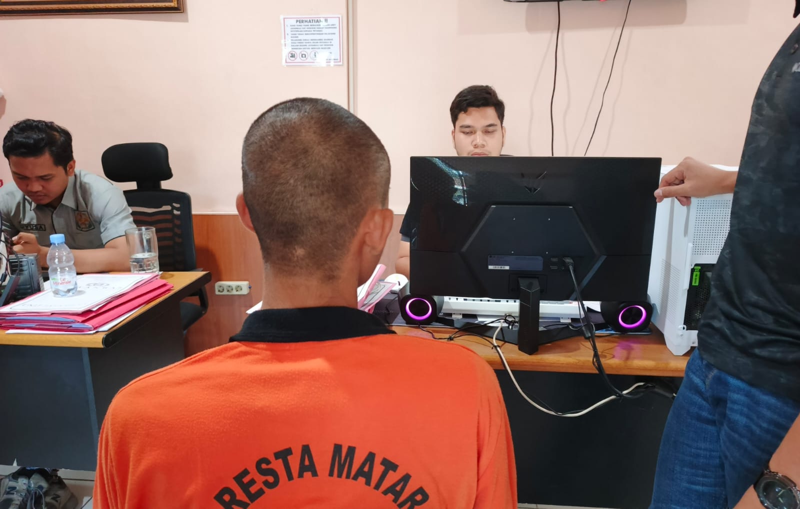 EFEK KECANDUAN SLOT: Guru honorer MPR asal Bayan Kabupaten Lombok Utara diamankan di Polresta Mataram, kemarin.(TONI/LOMBOK POST)
