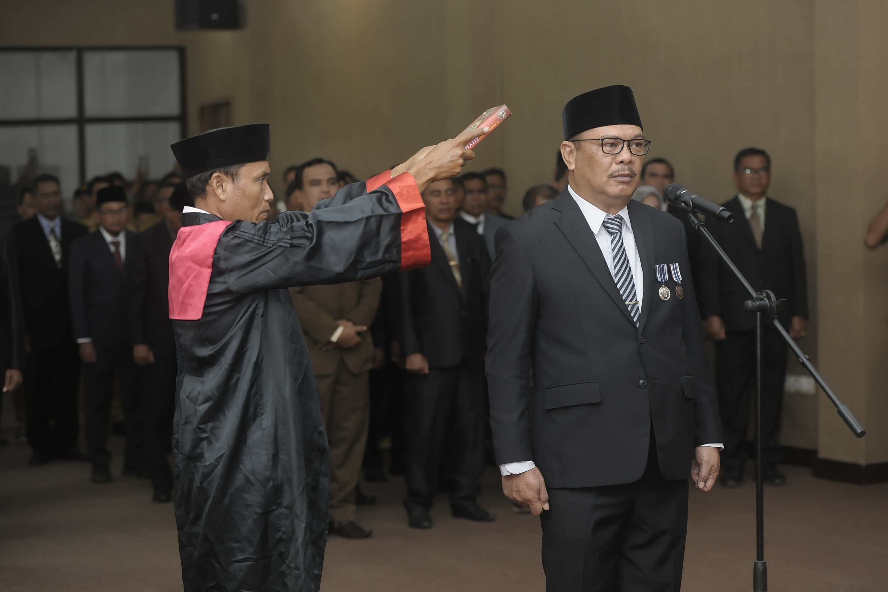 DILANTIK: Bupati Bima Indah Dhamayanti Putri melantik Adel Linggi Ardi menjadi Sekda Bima, kemarin. (DOK PROKOPIM SETDA BIMA)