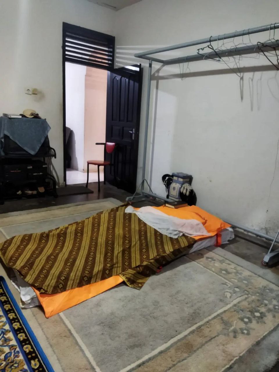 Pengurusan Jenazah Oleh Keluarga Sebelum di Makamkan. (Creepy & Disturbing Indonesia/X)
