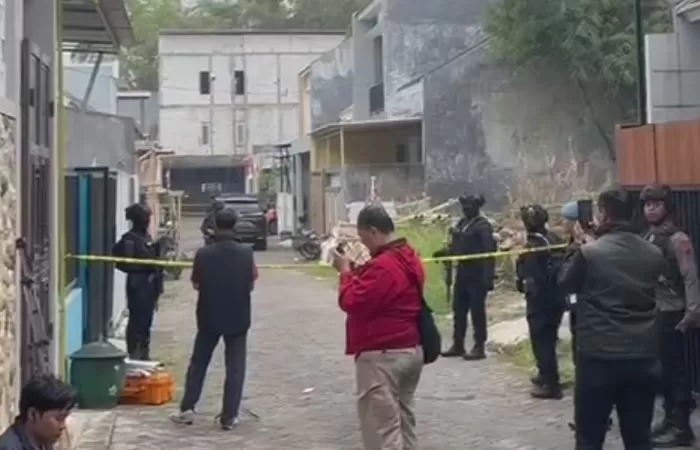 Tangkapan layar Densus 88menangkap tiga orang terduga teroris di Junrejo Kota Batu. (Dimas Nur/JawaPos.com)