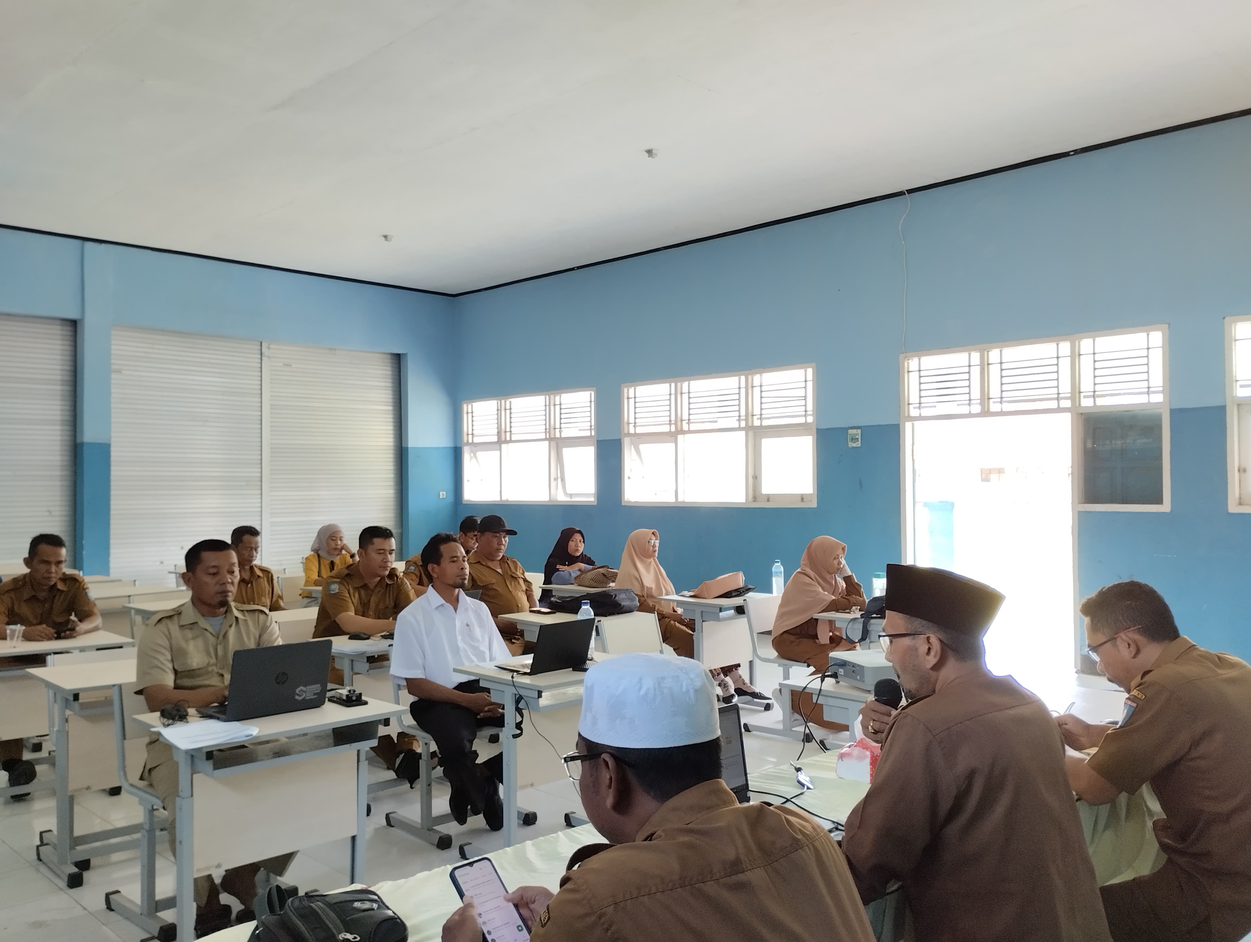 RAPAT KERJA: Guru SMKN 1 Sekotong melaksanakan rapat kerja tahun pelajaran 2024/2025 untuk meningkatkan mutu di sekolah setempat, Senin (5/8).
