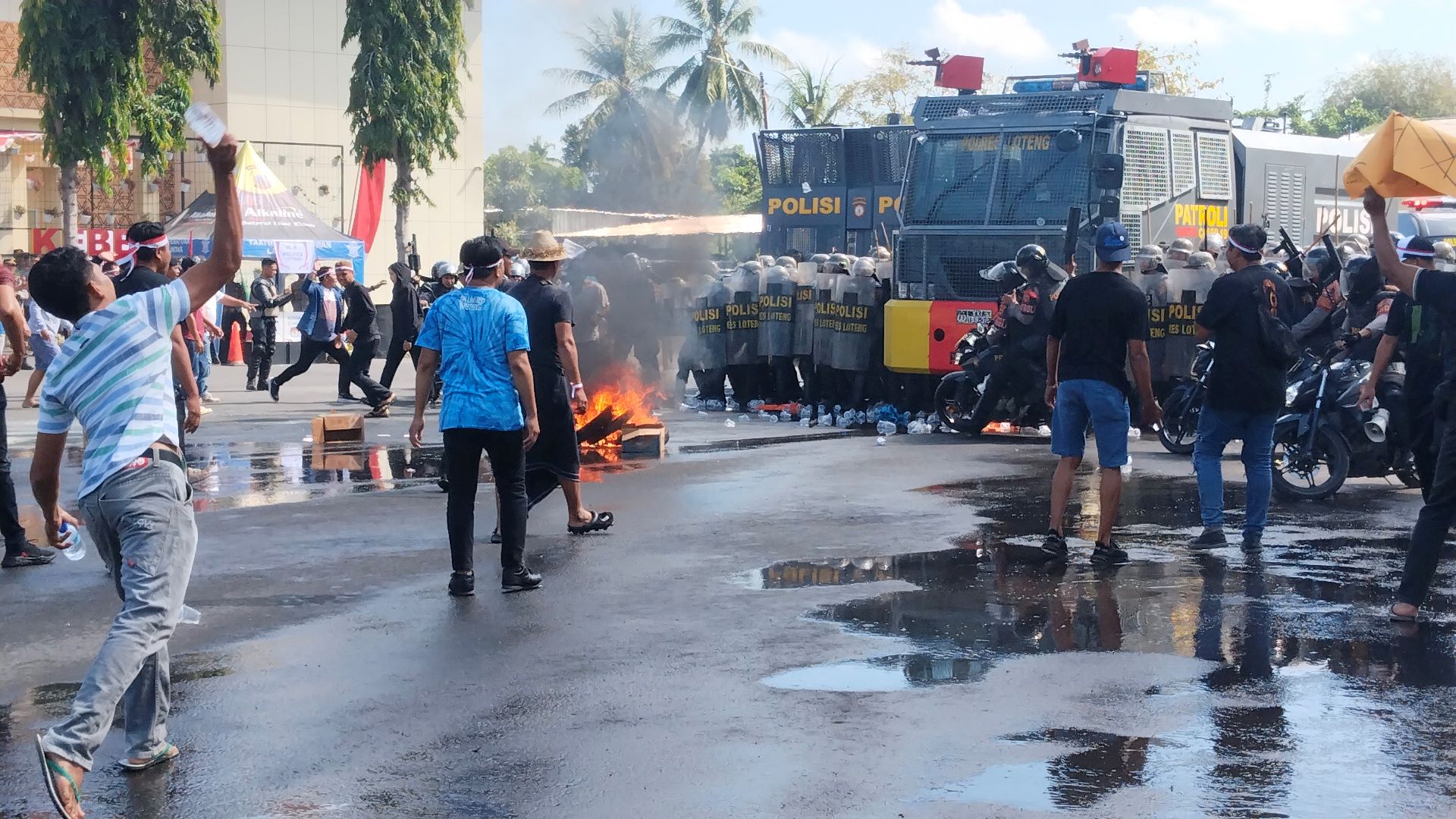TOLAK HASIL PLENO: Ratusan massa aksi bersitegang dengan anggota kepolisian yang rusuh terhadap hasil pleno Pilkada Loteng, Senin (5/8) (Dewi/Lombok Post)