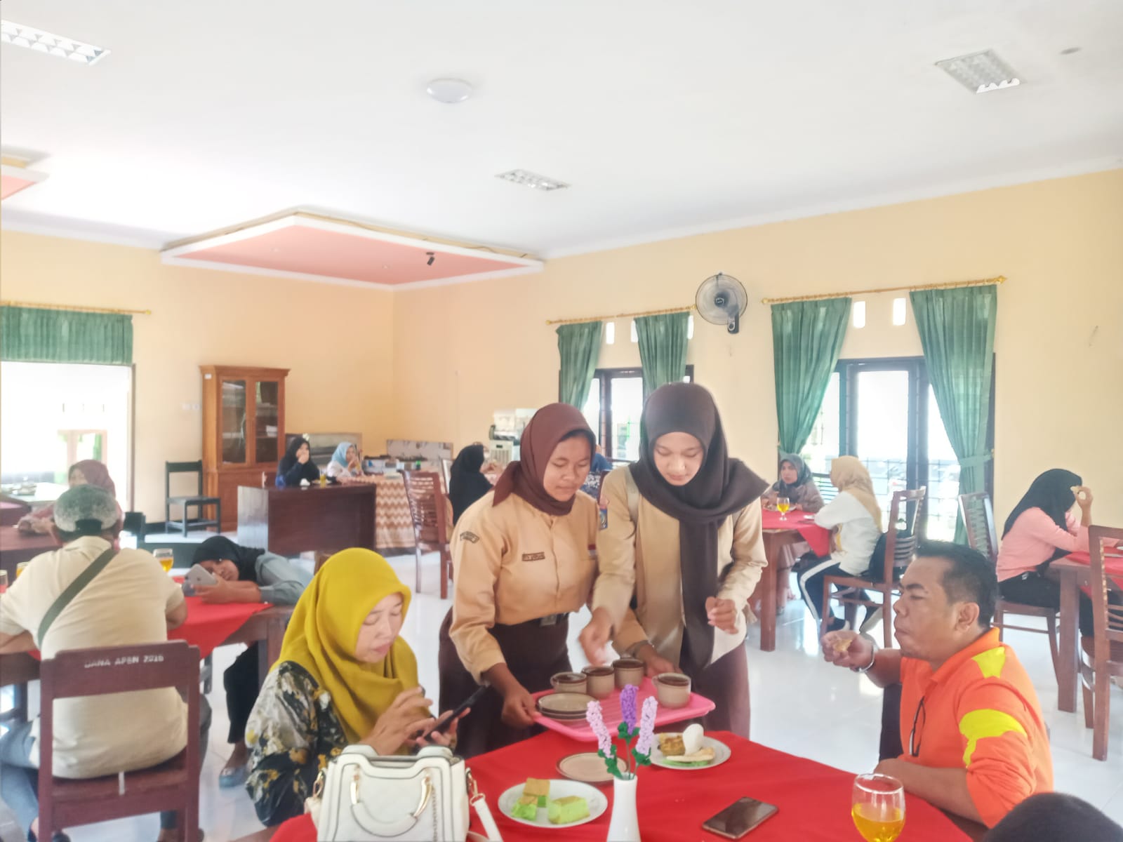 MELAYANI: Dua orang siswa SMKN 1 Lingsar melayani guru saat praktik di restoran sekolah setempat, belum lama ini. (Dok. Lombok Post)