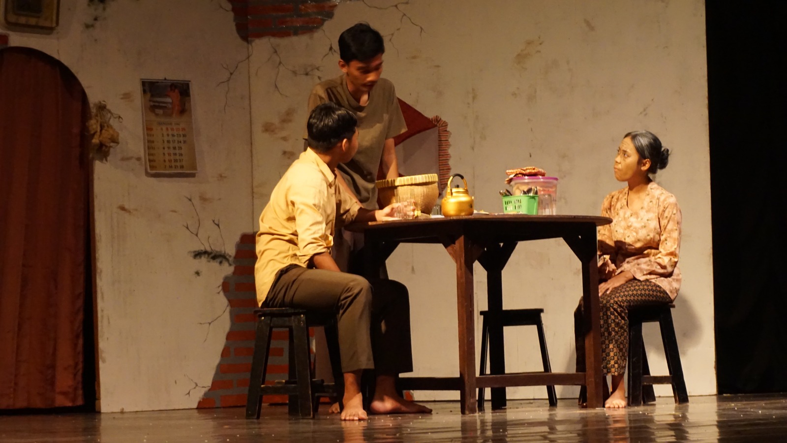 PAKAR SENSI: Siswa SMAN 5 Mataram mengadakan pagelaran seni di Taman Budaya, beberapa waktu lalu.(SMAN 5 MATARAM FOR LOMBOK POST)