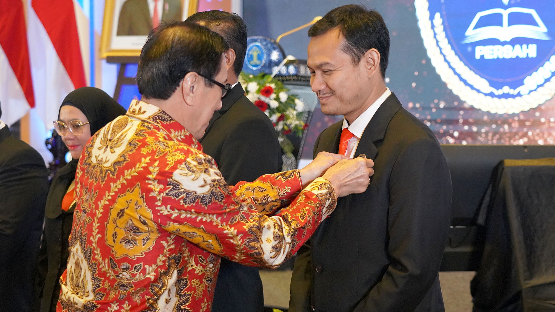 Menkumham Yasonna Laoly menyematkan pin dalam pengukuhan Organisasi Profesi Analis Hukum, Rabu (7/8). (FOTO: KEMENKUMHAM RI)