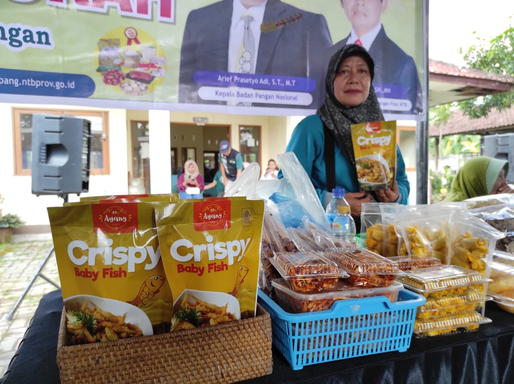 CEMILAN SEHAT: Ketua Kelompok Berkah Sayang Baiq Paria Sari menunjukkan produk baby fish crispy saat mengikuti kegiatan pasar murah . (Ferial/Lombok Post)