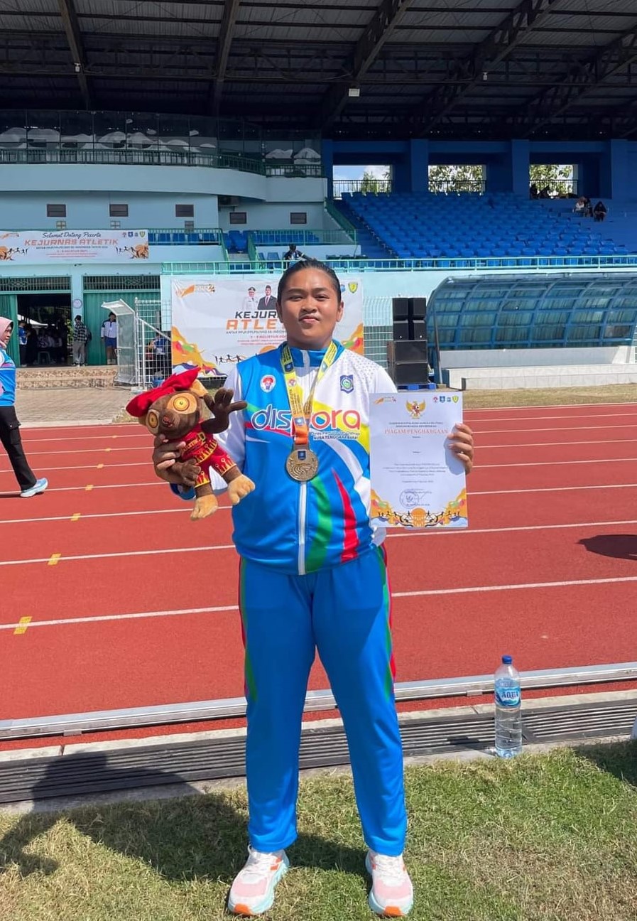 EMAS: Atlet lempar cakram NTB Aliya Dwi Marzuki berhasil meraih medali emas di Kejurnas Atletik Antar PPLP/PPLPD/SKO, kemarin (6/8).(DISPORA NTB FOR LOMBOK POST)