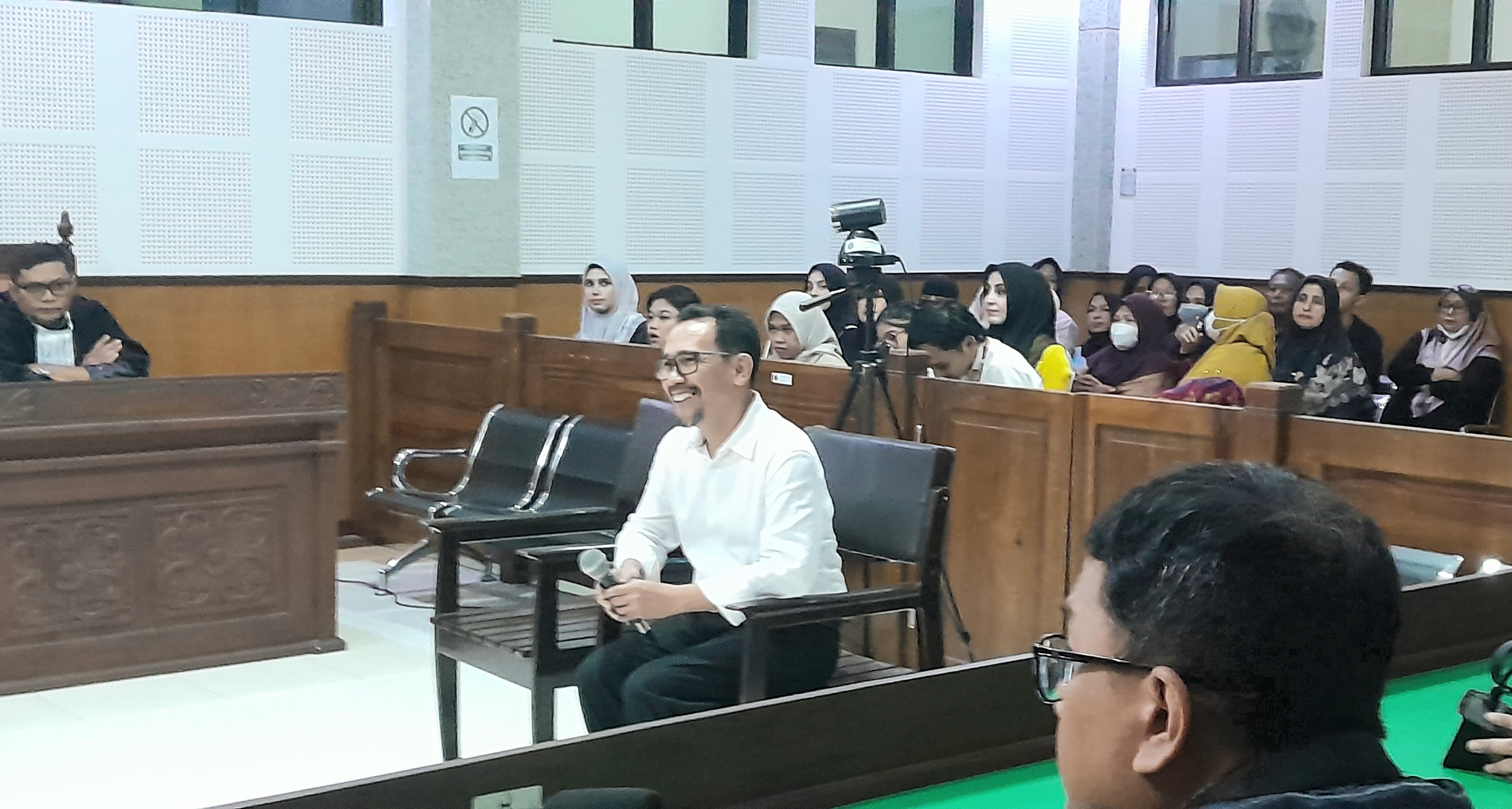 DINYATAKAN BERSALAH: Mantan Wali Kota Bima M Lutfi tetap dijatuhi pidana penjara dalam putusan banding Pengadilan Tinggi NTB.(TONI/LOMBOK POST)