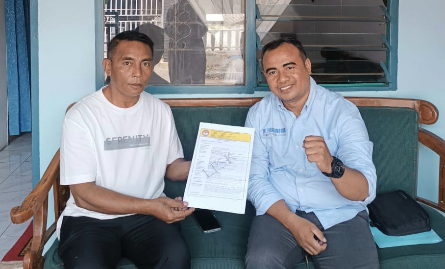 TERUS CARI KEBENARAN: Mahmud, orang tua Nurul Izzati didampingi kuasa hukumnya Yan Mangandar menunjukkan surat yang dikirim ke LPSK.  (DOK/LOMBOK POST)