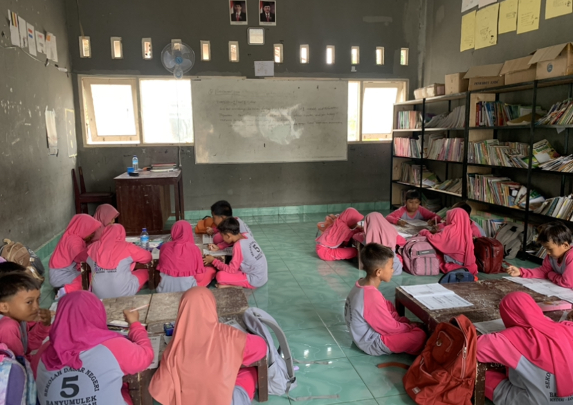 BELAJAR BERSAMA: Murid Kelas III SDN 5 Banyumulek menggunakan ruangan perpustakaan, beberapa waktu lalu.  (CHIA/LOMBOK POST)