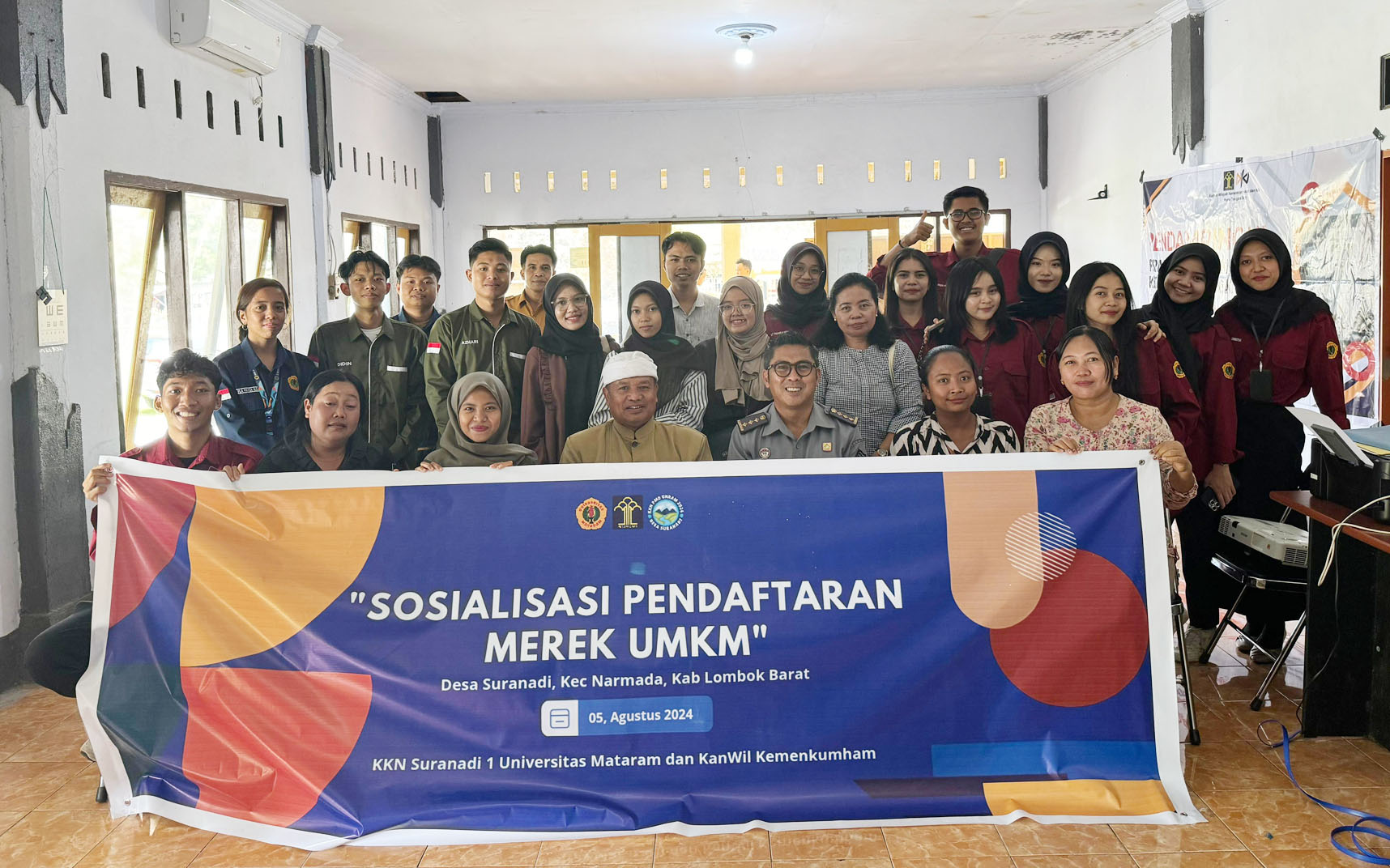 Mahasiswa KKN Unram foto bersama usai sosialisasi pendaftaran merek UMKM di aula kantor Desa Suranadi.