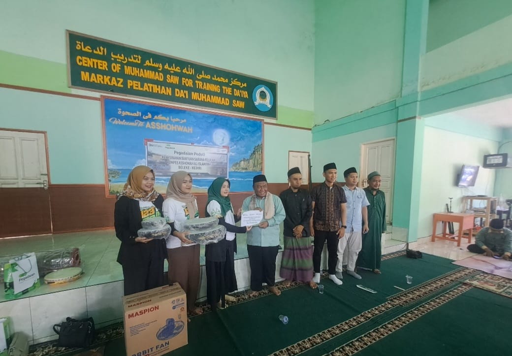 PEDULI PENDIDIKAN: Bantuan sarana belajar diserahkan Pegadaian Cabang Gerung ke Ponpes Asshowah Al Islamiyah, Beleke, kecamatan Gerung.