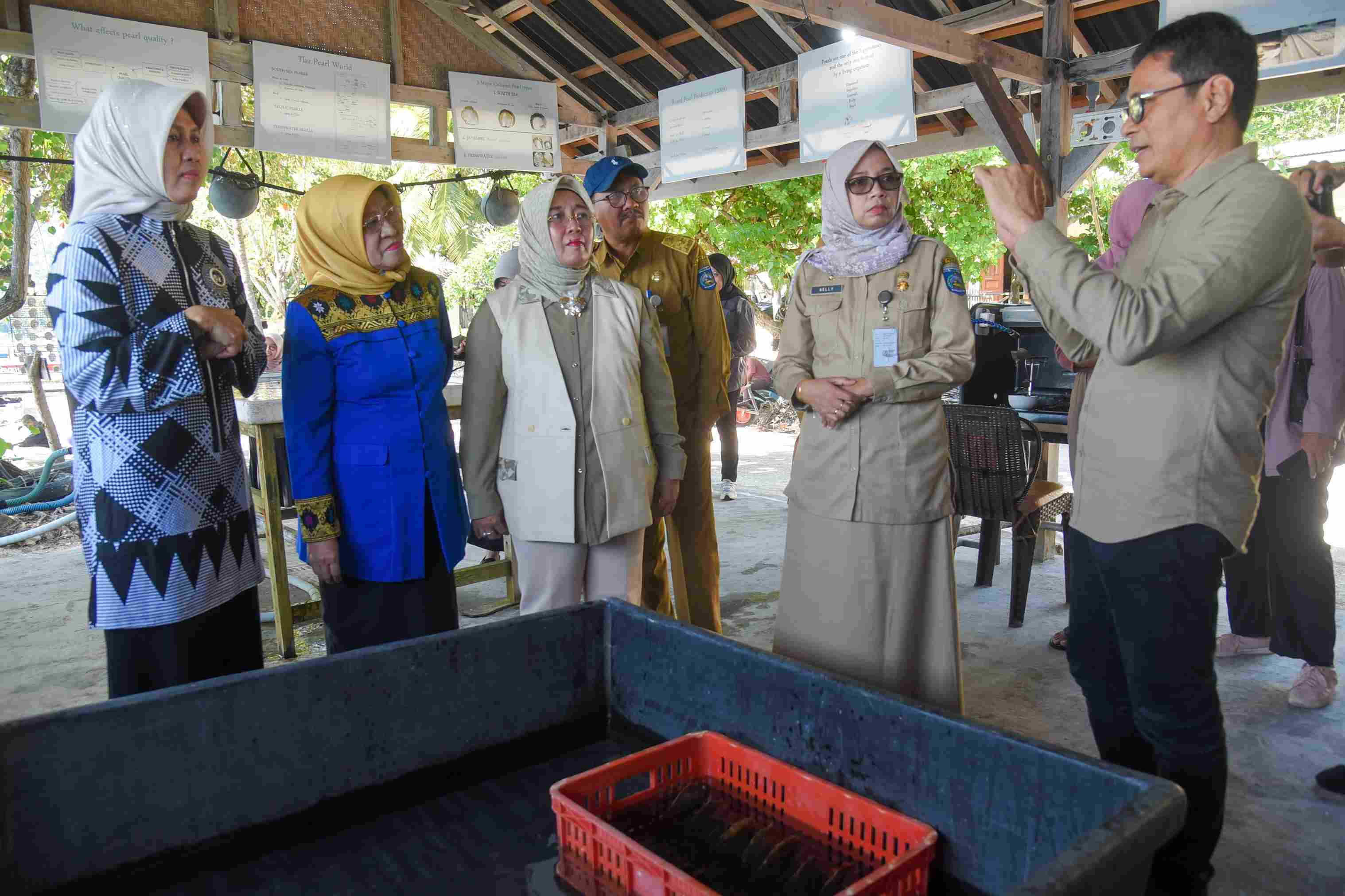 Ketua Dekranasda Dessy Hassanudin (paling kiri), Wakil Ketua Dekranasda Hj Lale Prayatni Gita Ariadi (tengah) dan Kadisdag NTB Baiq Nelly Yuniarti saat mengunjungi sentra mutiara di KLU.