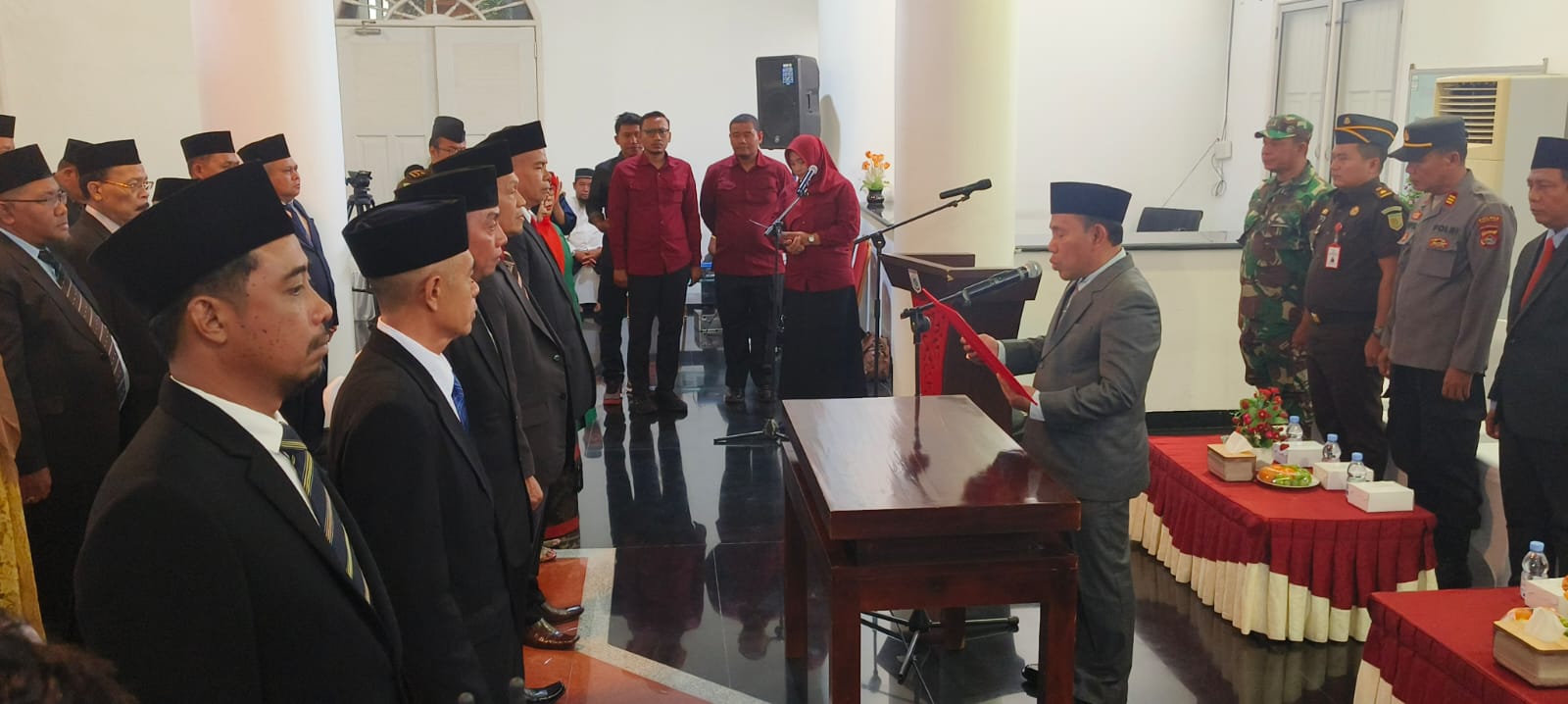 LANTIK: Bupati KSB HW Musyafirin melantik tujuh pejabat struktural Pemda KSB, Selasa (6/8). (Faruk/Lombok Post)