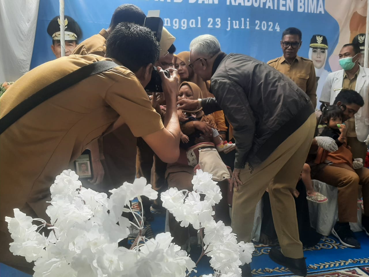 VAKSIN: Wabup Bima Dahlan M Noer ikut memantau proses vaksinasi polio, belum lama ini. (Gunawan/Lombok Post)