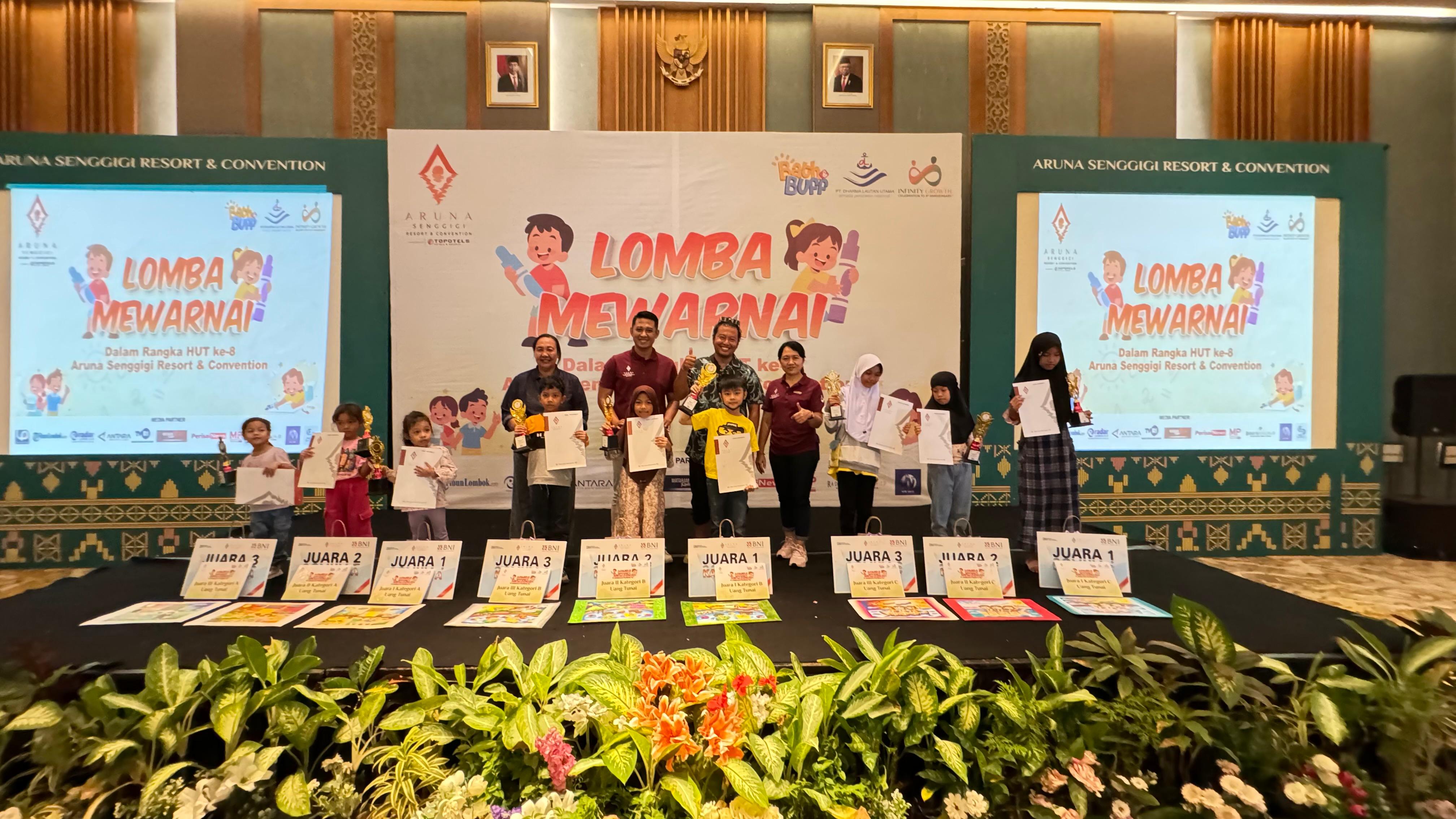HADIAH: Management Aruna Senggigi memberikan hadiah kepada pemenang lomba mewarnai di hotel Aruna Senggigi, akhir pekan lalu.