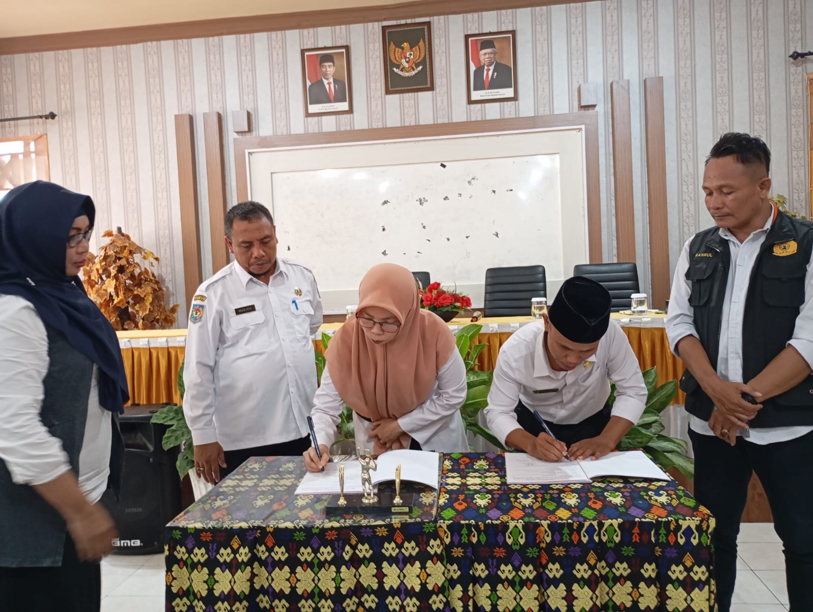 SERAH TERIMA JABATAN: Plt Kepala SMAN 6 Mataram Bukran dan Waka Kurikulum SMAN 6 Mataram Hj Maisarah menandatangani dokumen serah terima jabatan di sekolah setempat, Rabu (7/8). (Rojai/Lombok Post)