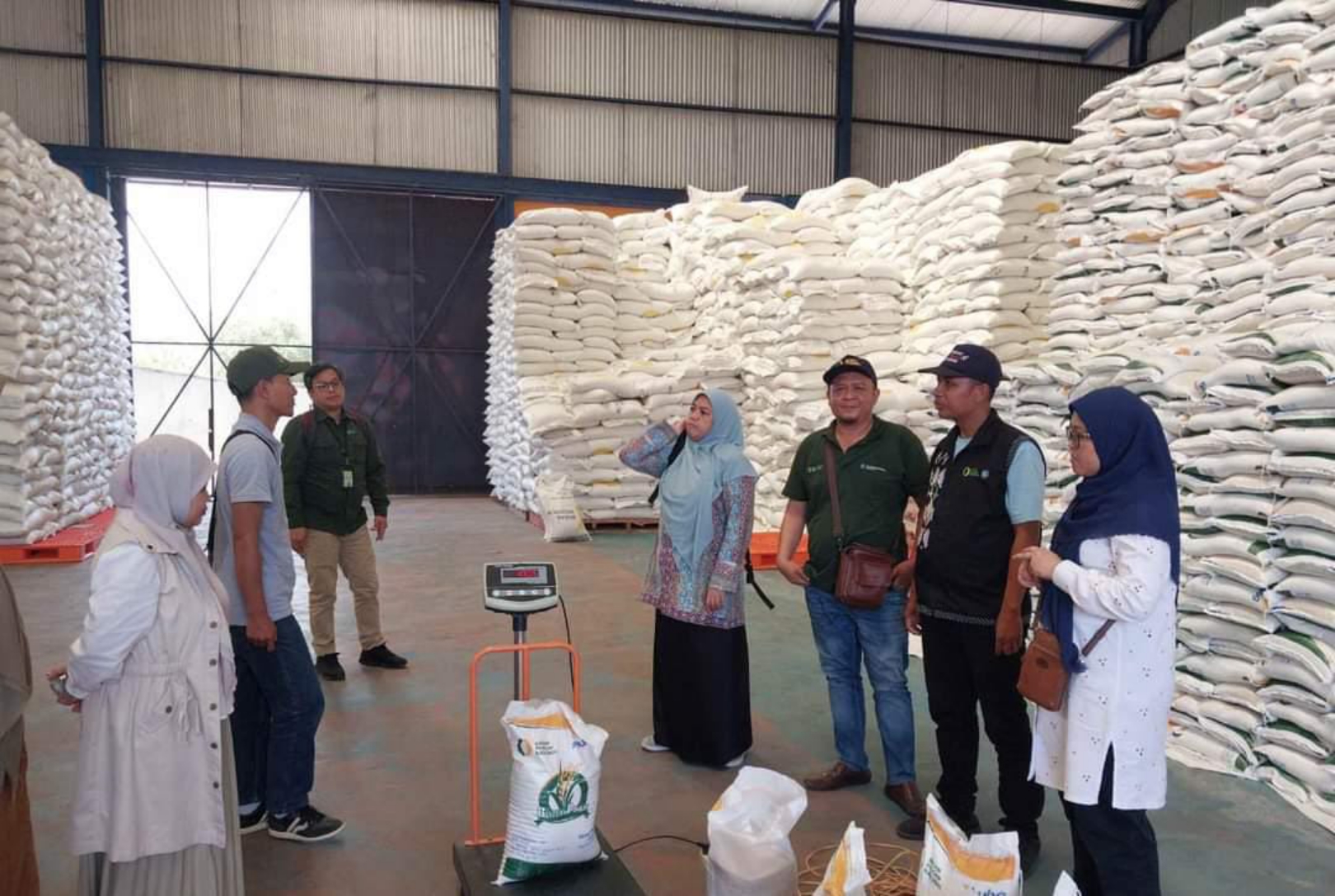 PENGECEKAN KUALITAS: Petugas Pengelola Cadangan Pangan melakukan pengecekan kualitas dan kuantitas beras bantuan pangan (Bapang) di gudang Bulog NTB, beberapa hari lalu. (Istimewa)