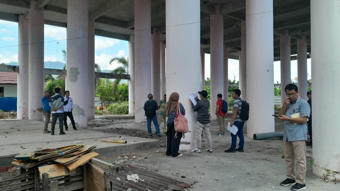 CEK KONDISI GEDUNG: Penyidik KPK saat turun mengecek kondisi gedung Tempat Evakuasi Semetara (TES) atau shelter tsunami yang ada di Desa Pemenang Barat, Kecamatan Pemenang, Lombok Utara, Kamis (8/8)