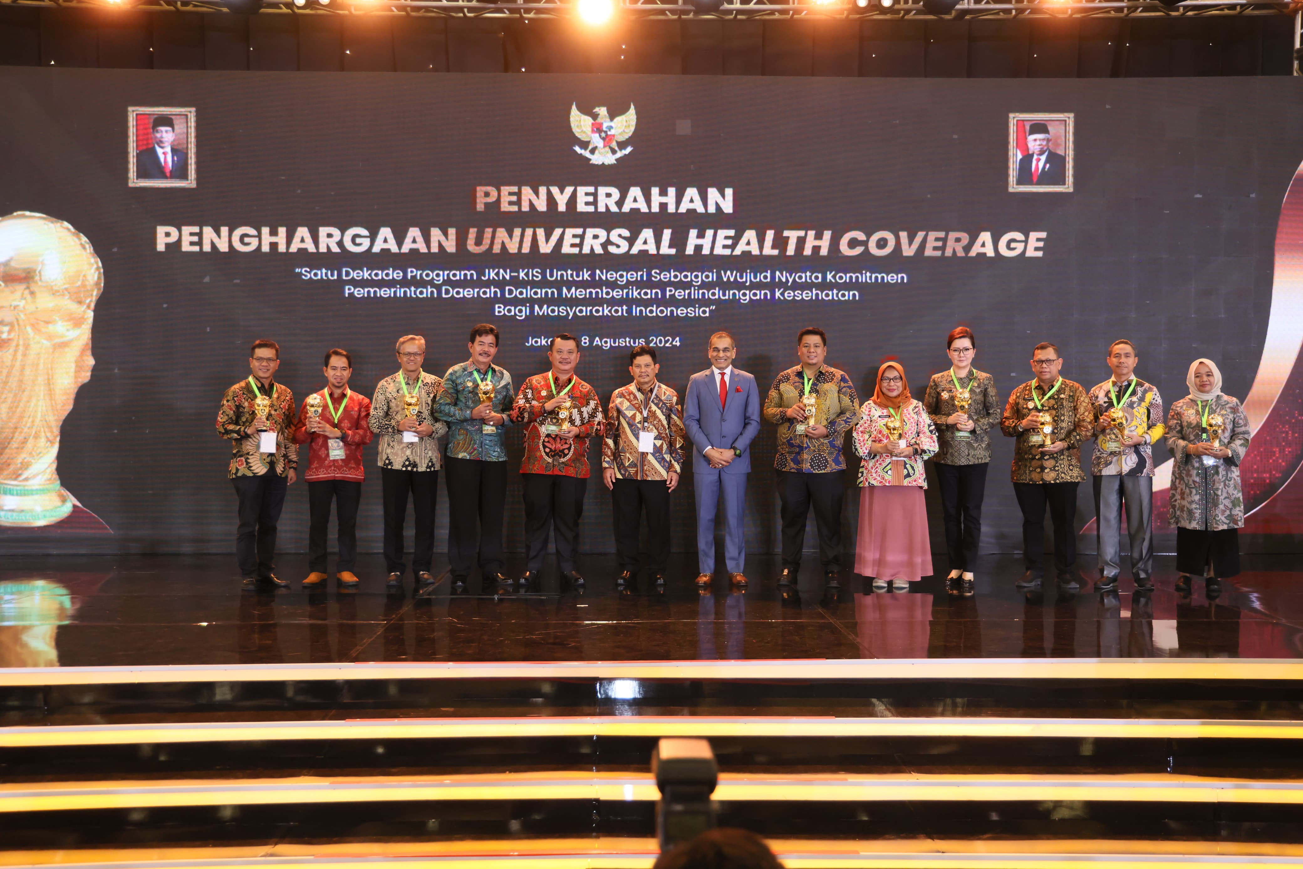 Bupati Loteng Lalu Pathul Bahri menerima penghargaan UHC Award 2024, di Jakarata, Kamis (8/8/2024).