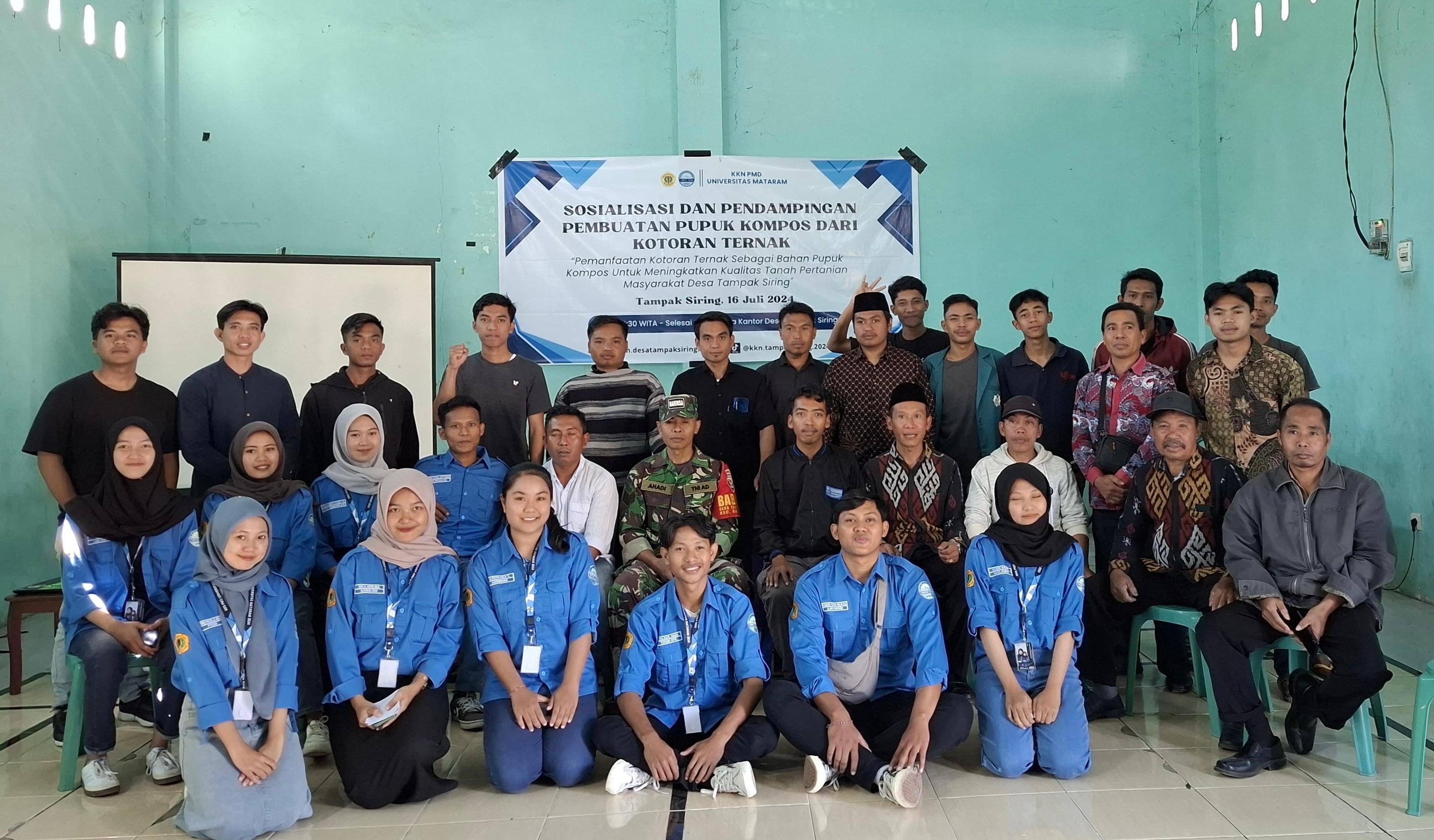 EDUKASI MASYARAKAT: Tim KKN PMD Unram berfoto bersama peserta dan narasumber kegiatan sosialisasi pembuatan pupuk kompos dari kotoran ternak di Batukliang, Lombok Tengah. (Istimewa)
