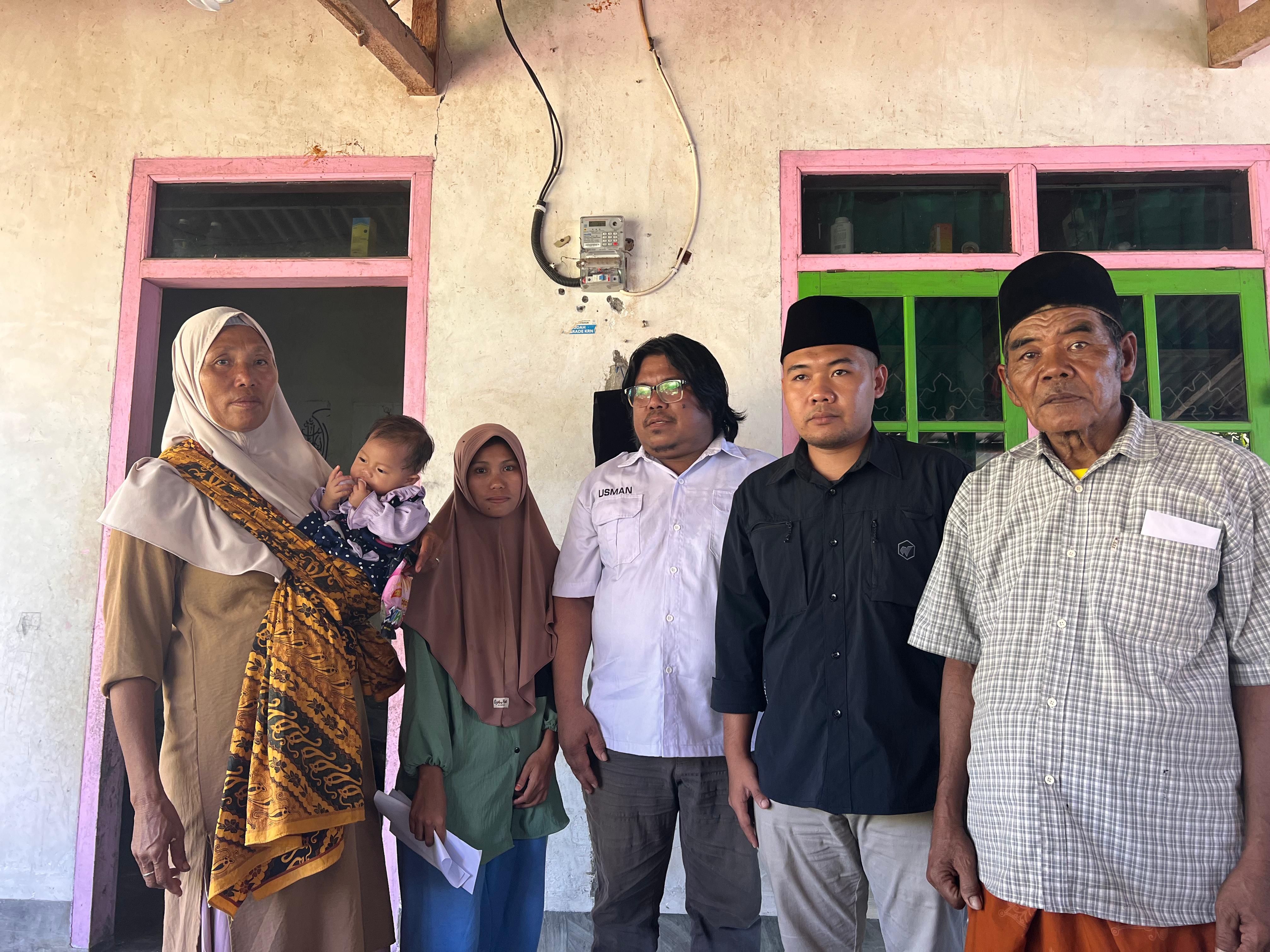 PEDULI SESAMA: Ketua Umum Relawan Garda Akselerasi Sasambo untuk Lalu Muhamad Iqbal (Gass Iqbal) Juhari Amrullah melayat ke rumah PMI yang tewas di Malaysia di Desa Maringin, Kecamatan Suralaga.