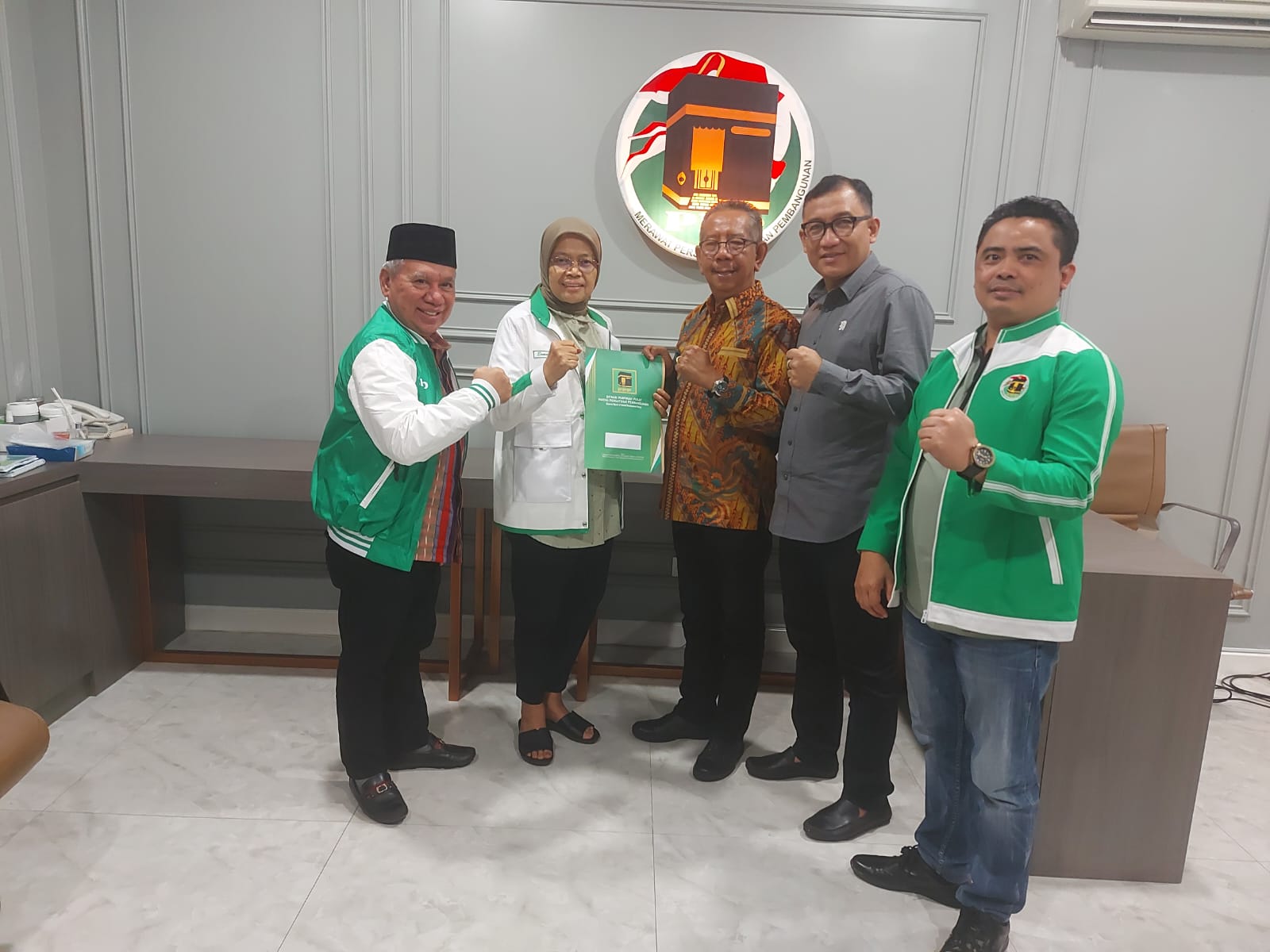 BELUM FINAL: Wakil Ketua Umum DPP PPP Hj Ermalena saat menyerahkan SK dukungan pada bakal calon bupati Loteng Ruslan Turmuzi (tiga kanan) di kantor DPP PPP, Jakarta, Kamis (8/8).