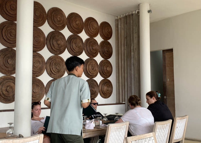 RAMAI: Sejumlah wisatawan mancanegara sedang menikmati makan siang di salah satu hotel di Senggigi, beberapa waktu lalu. (Chia/Lombok Post)