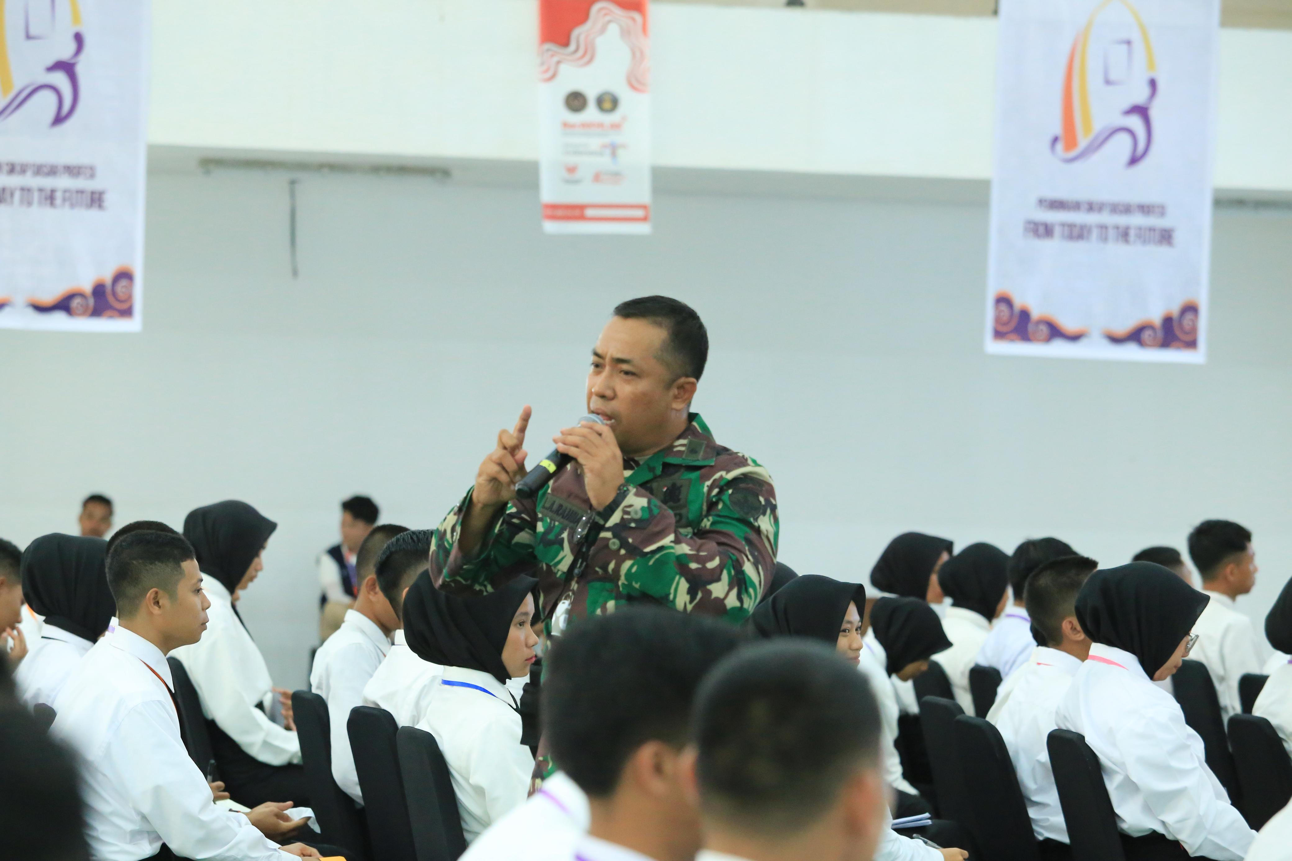 BINA MENTAL: Persiapkan anggota paskibra, Bati Ops Kodim 1620/Lombok Tengah Pelda Lalu Abdurrahman memberikan pembinaan kedisiplinan secara intensif di GOR Kampus Poltekpar Lombok, Jumat (9/8).
