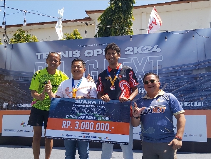 Salah satu petenis luar NTB yang mendapatkan juara pada Bulog Next Tennis Open 2k24 di Bulih NTB, Minggu (11/8).