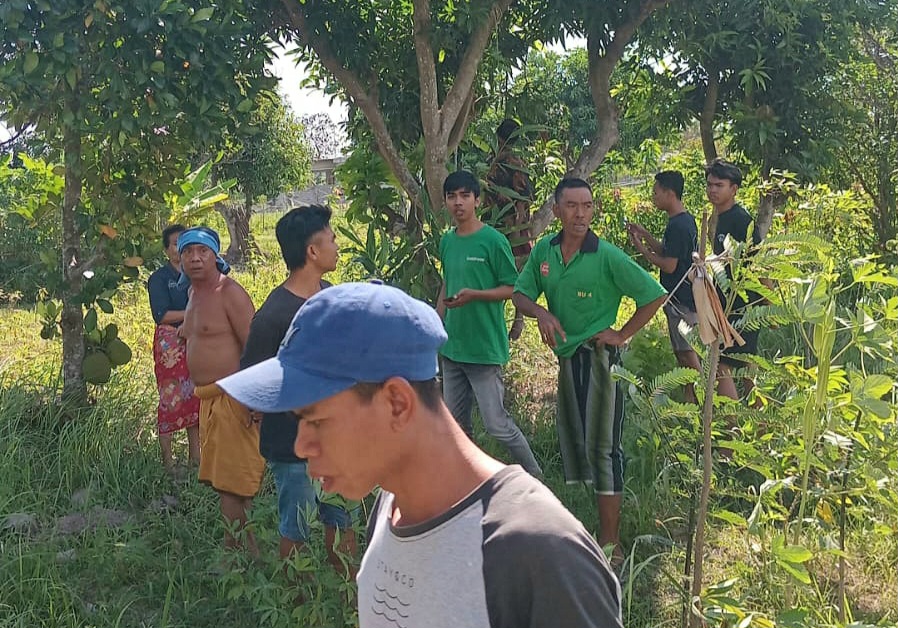 BUNUH DIRI: Amat, salah satu warga Dusun Telagawaru, Desa Telagawaru, Kecamatan Labuapi diduga bunuh diri dengan menggantungkan lehernya di ranting pohon, kemarin.(DOK. LOMBOK POST)