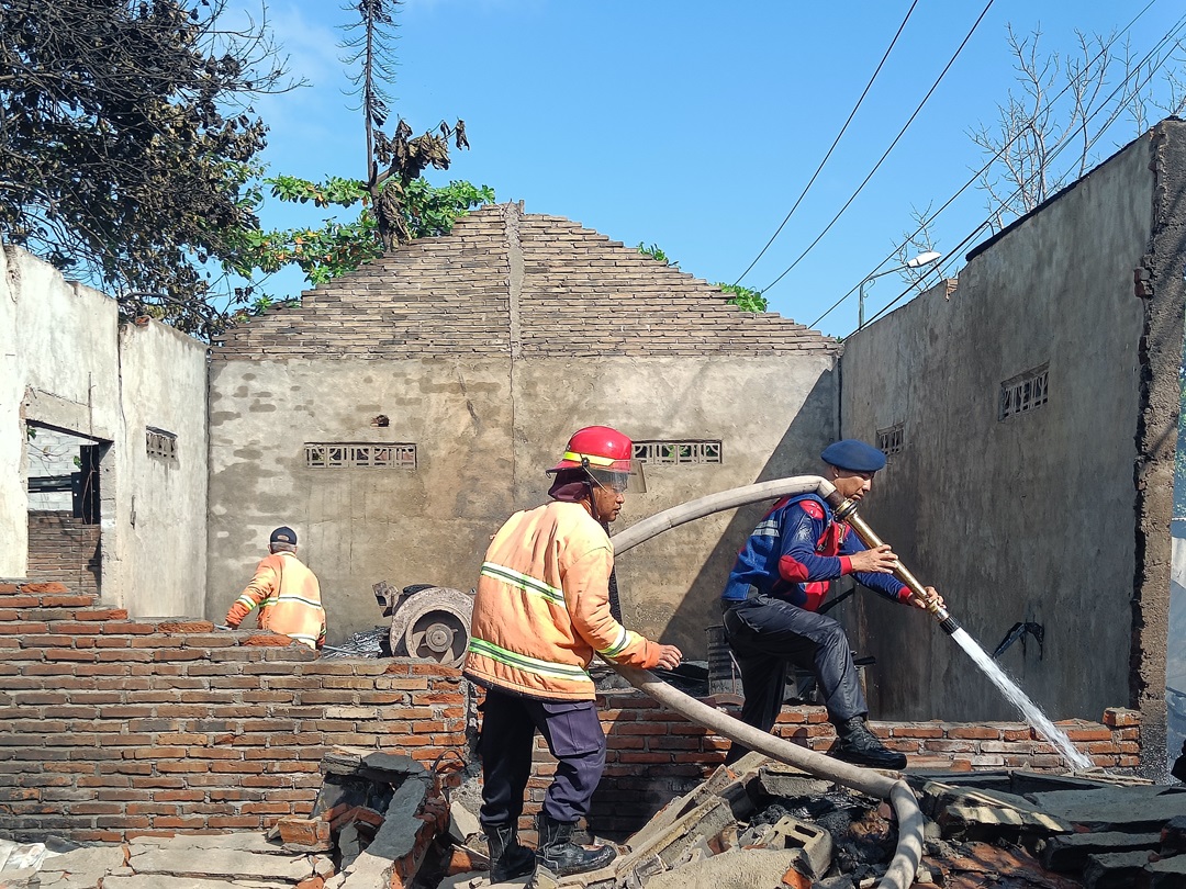 BERAKSI: Pasukan Damkarmat saat menanggulangi kebakaran di wilayah Babakan, pekan kemarin. (ZAD/LOMBOK POST)