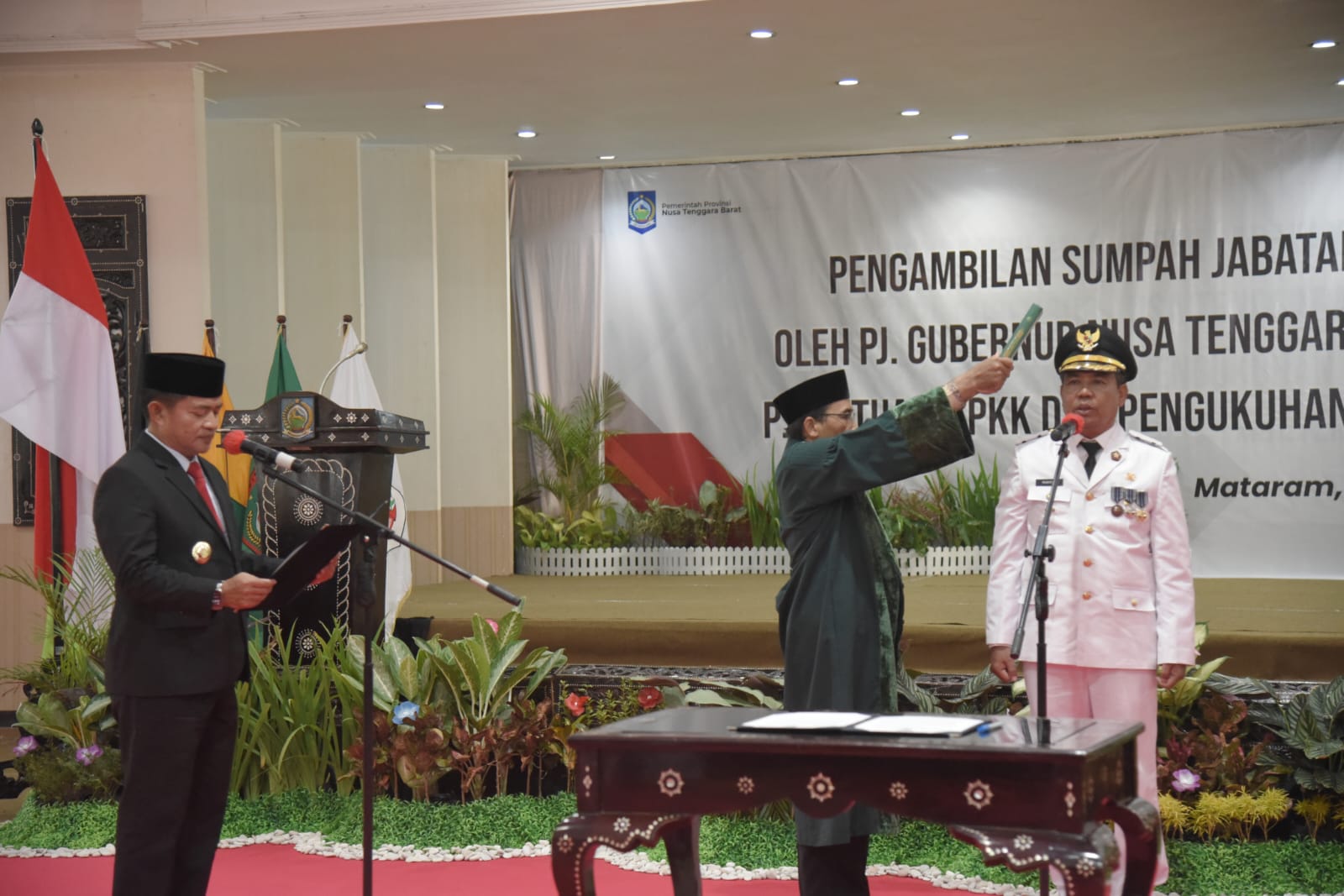 RESMI MENJABAT: Pj Gubernur NTB Hassanudin (kiri) saat melantik dan mengambil sumpah jabatan Mukhtar menjadi Pj Wali Kota Bima. (DISKOMINFOTIK NTB FOR LOMBOK POST)