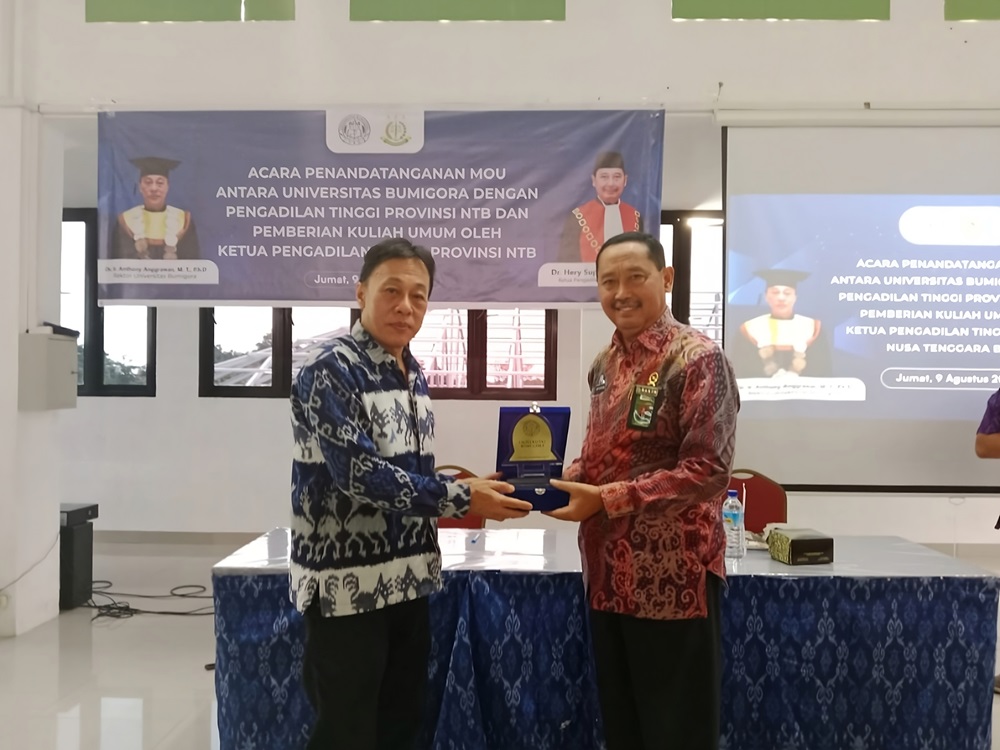 SERAH TERIMA: Rektor UBG Anthony Anggrawan (kiri) memberikan cenderamata kepada Hery Supriyono,  ketua Pengadilan Tinggi NTB, Jumat (9/8) di UBG Mataram. (UBG FOR LOMBOK POST)