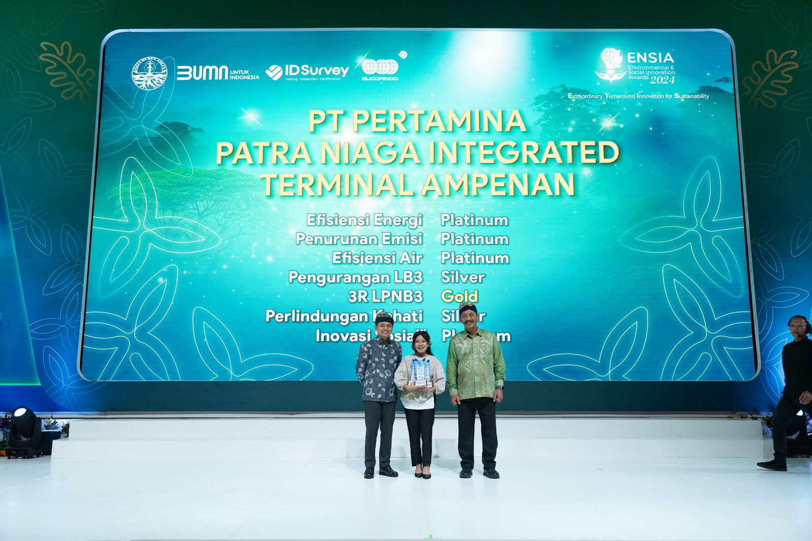 SELAMAT: Pertamina Patra Niaga Jatimbalinus menyabat puluhan penghargaan dari 12 unit operasi di Environmental and Social Innovation Awards (ENSIA)