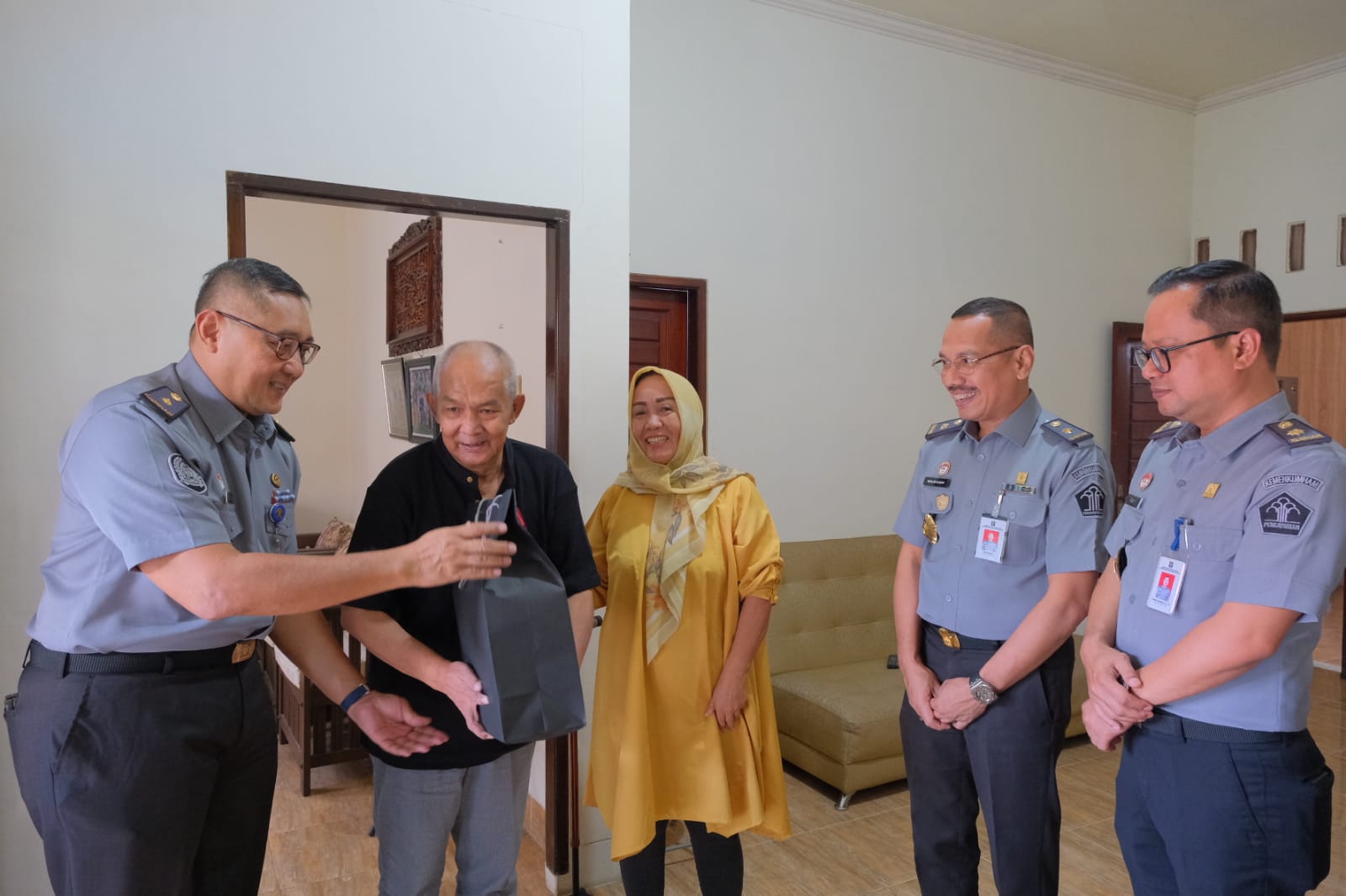 JALIN SILATURAHMI: Kunjungan Kanwil Kemenkumham NTN yang diwakili pejabat terkait ke salah satu kediaman sesepuh purnabakti pengayoman di lingkungan Kemenkumham, Senin (12/8).