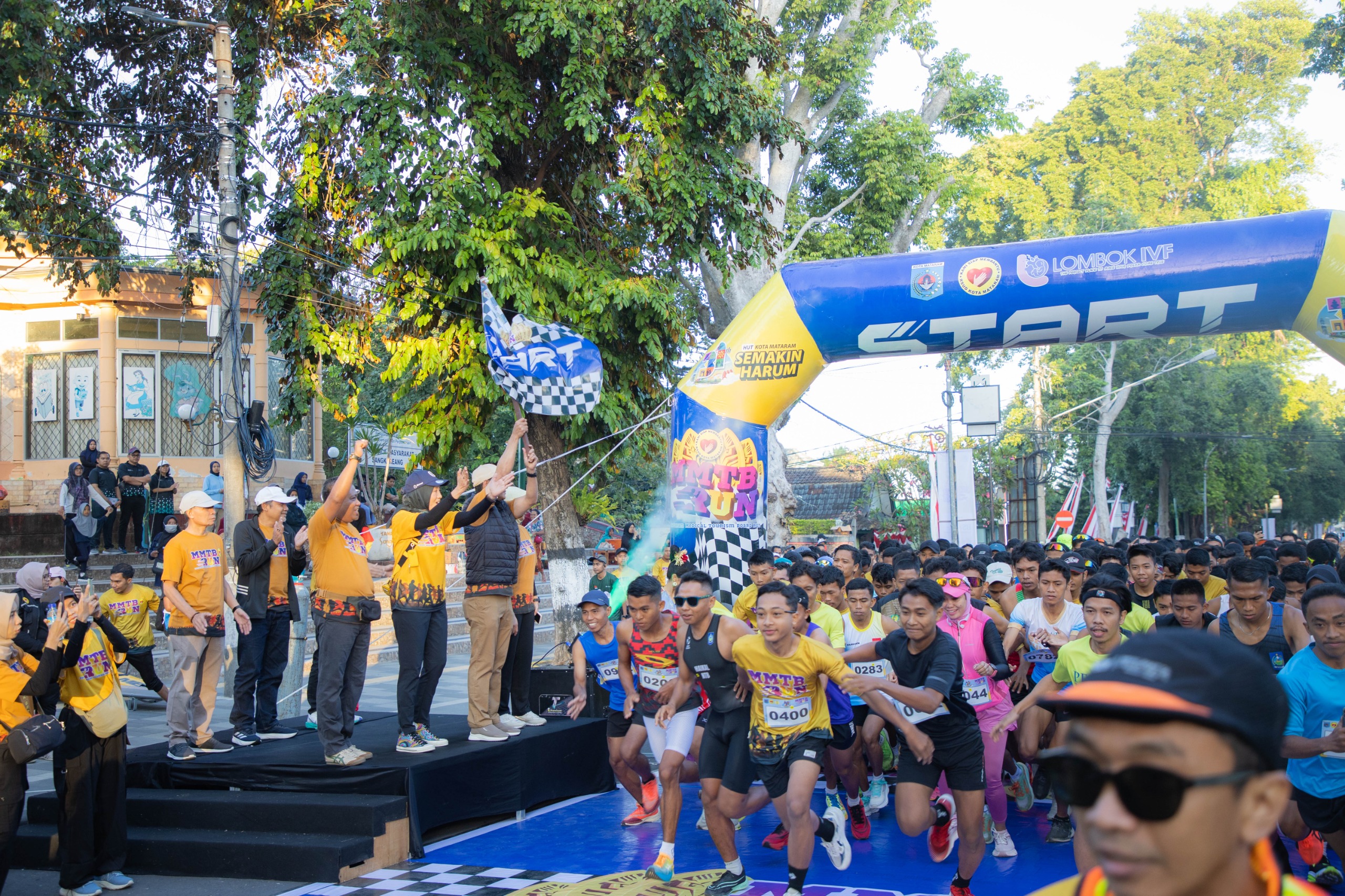 ENERGI: Peserta MMTB Run berlari usai dilepas Wali Kota Mataram H Mohan Roliskana didampingi Direktur RS Ruslan dr Hj Eka Nurhayati, kemarin (11/8).