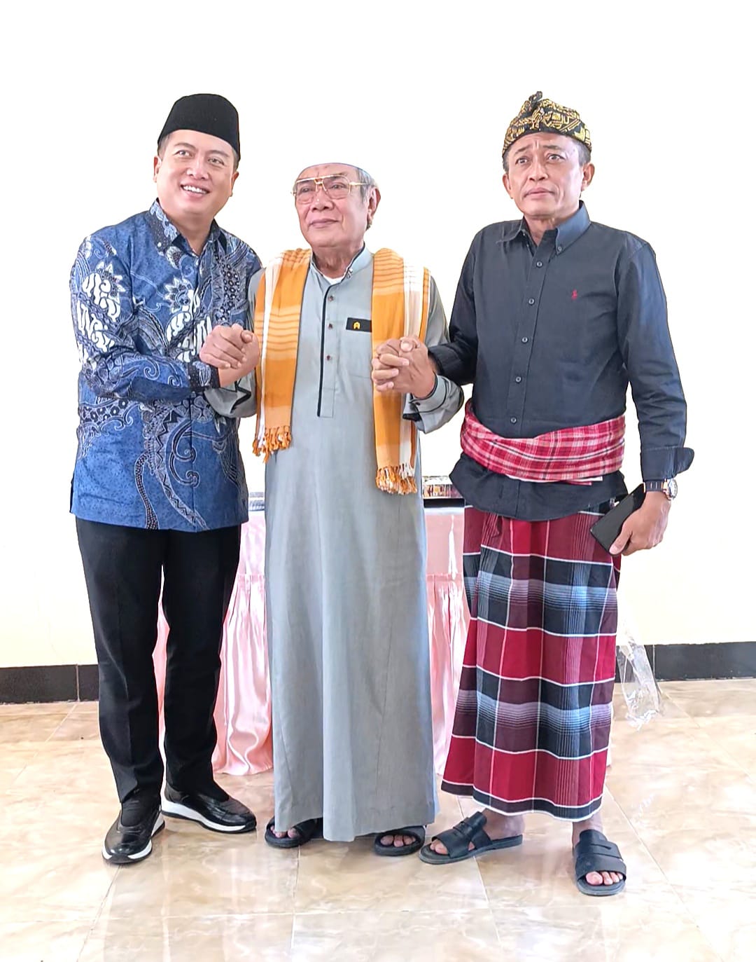 DUKUNG PENUH: Pengasuh Ponpes yatofa Bodak TGH Fadli Fadil Tohir (tengah) bersama bakal calon Gubernur NTB Lalu Muhammad Iqbal (kiri) dan calon petahana Bupati Loteng Lalu Pathul Bahri.