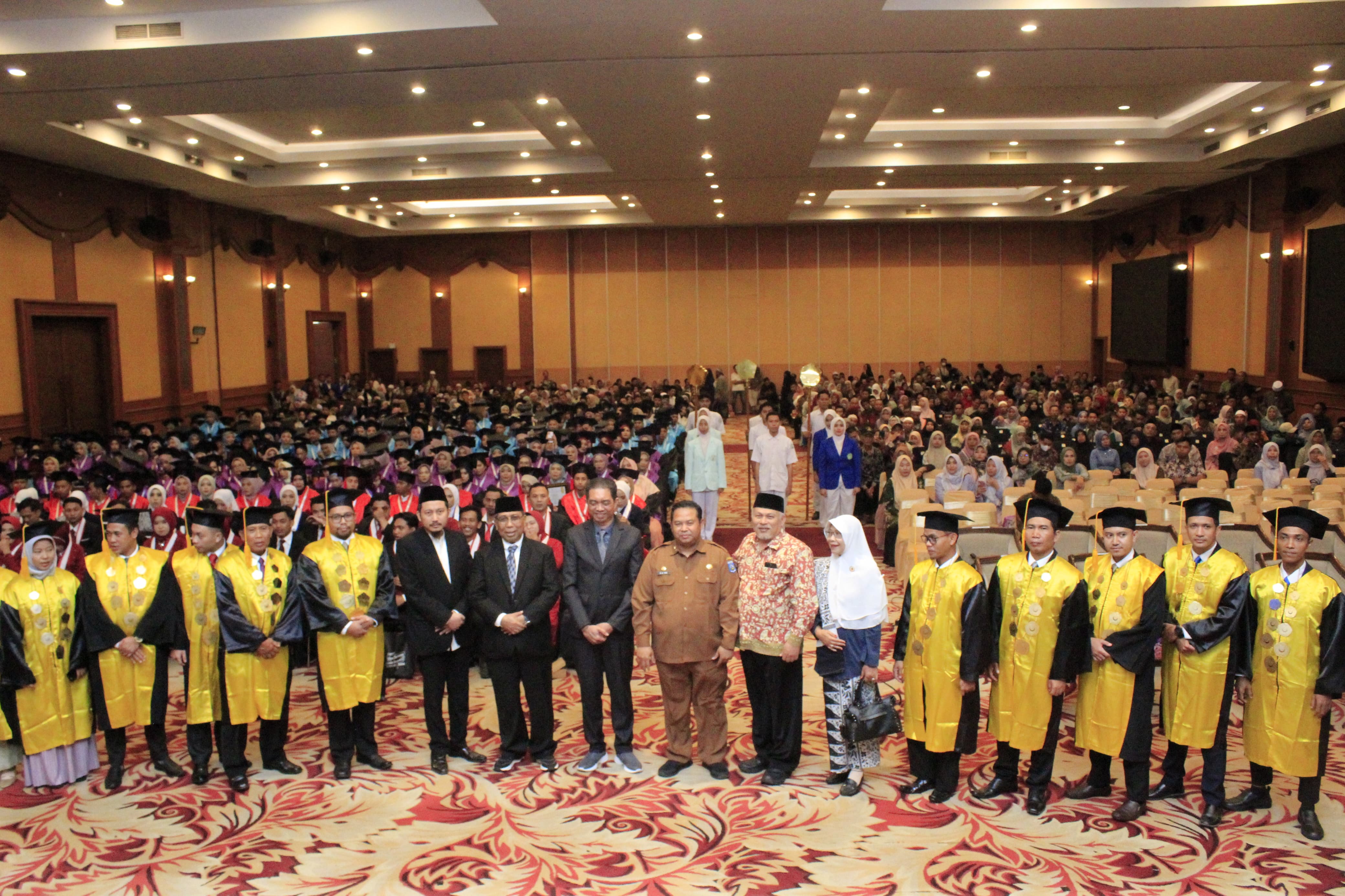BERSAMA : Foto bersama dengan Ketua Dewan Yayasan Maraqitta&rsquo;limat, Kepala Dikes NTB, dengan para wisudawan dan wisudawati