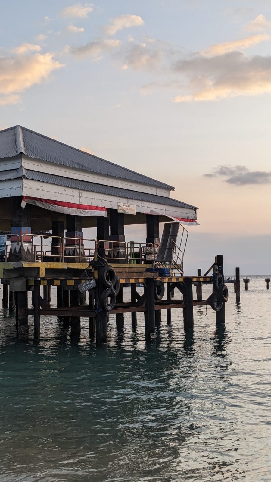 SEPI: Pelabuhan Senggigi tampak sepi dari penumpang, beberapa waktu lalu.(IST/LOMBOK POST)