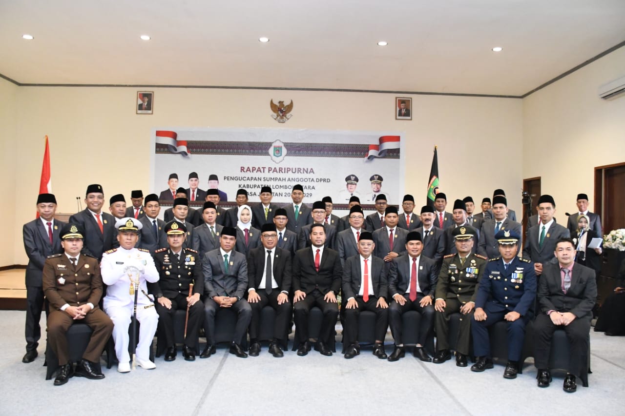SIAP BEKERJA: Forkopimda KLU bersama 30 Anggota DPRD KLU yang baru dilantik di Pemenang, kemarin (12/8).(NURUL/LOMBOK POST)