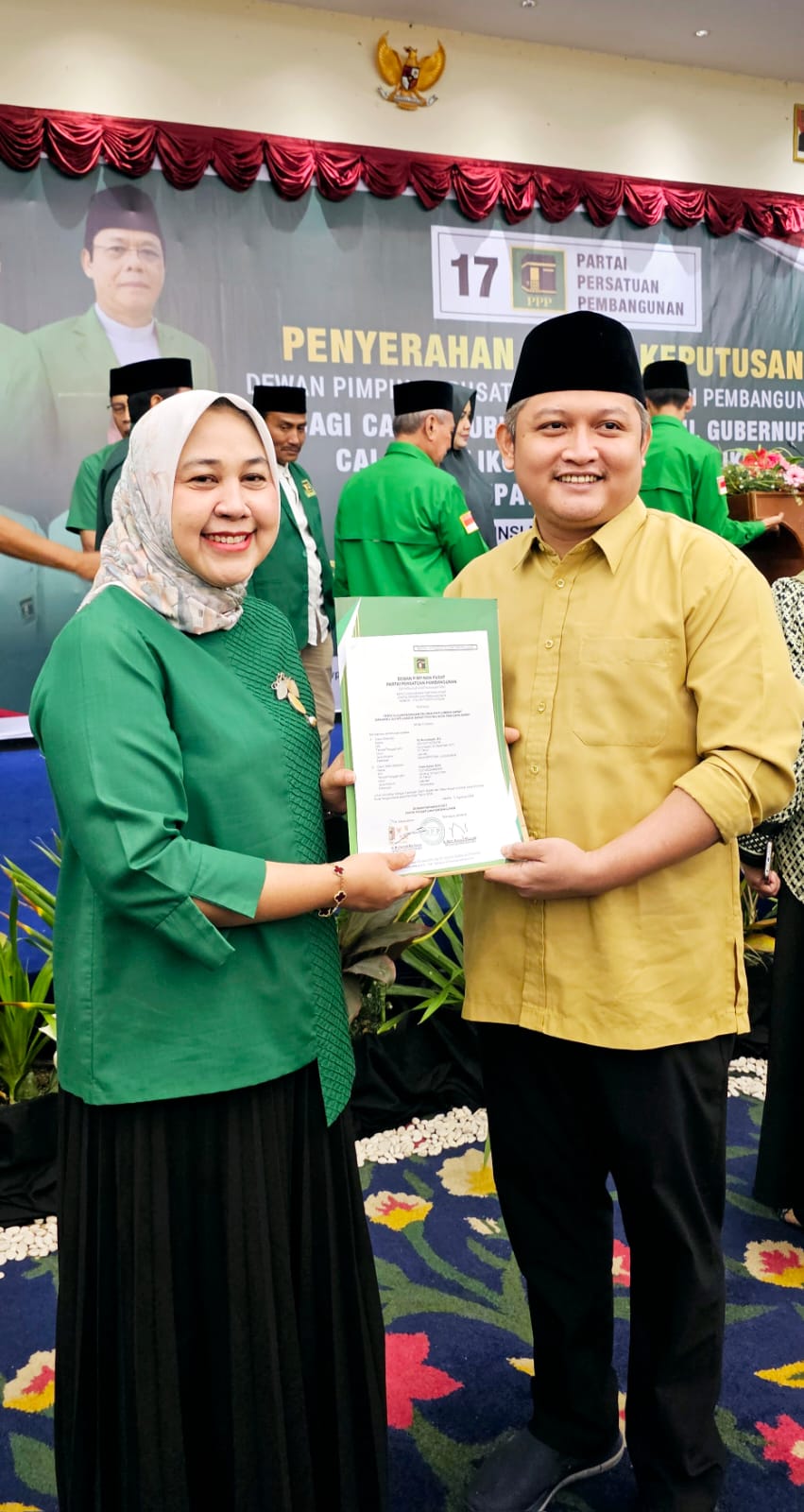 BERPASANGAN: Bakal Calon Bupati Lombok Barat Nurhidayah menerima B1KWK dari PPP didampingi Imam Kafali, Minggu (11/8).(IST/LOMBOK POST)