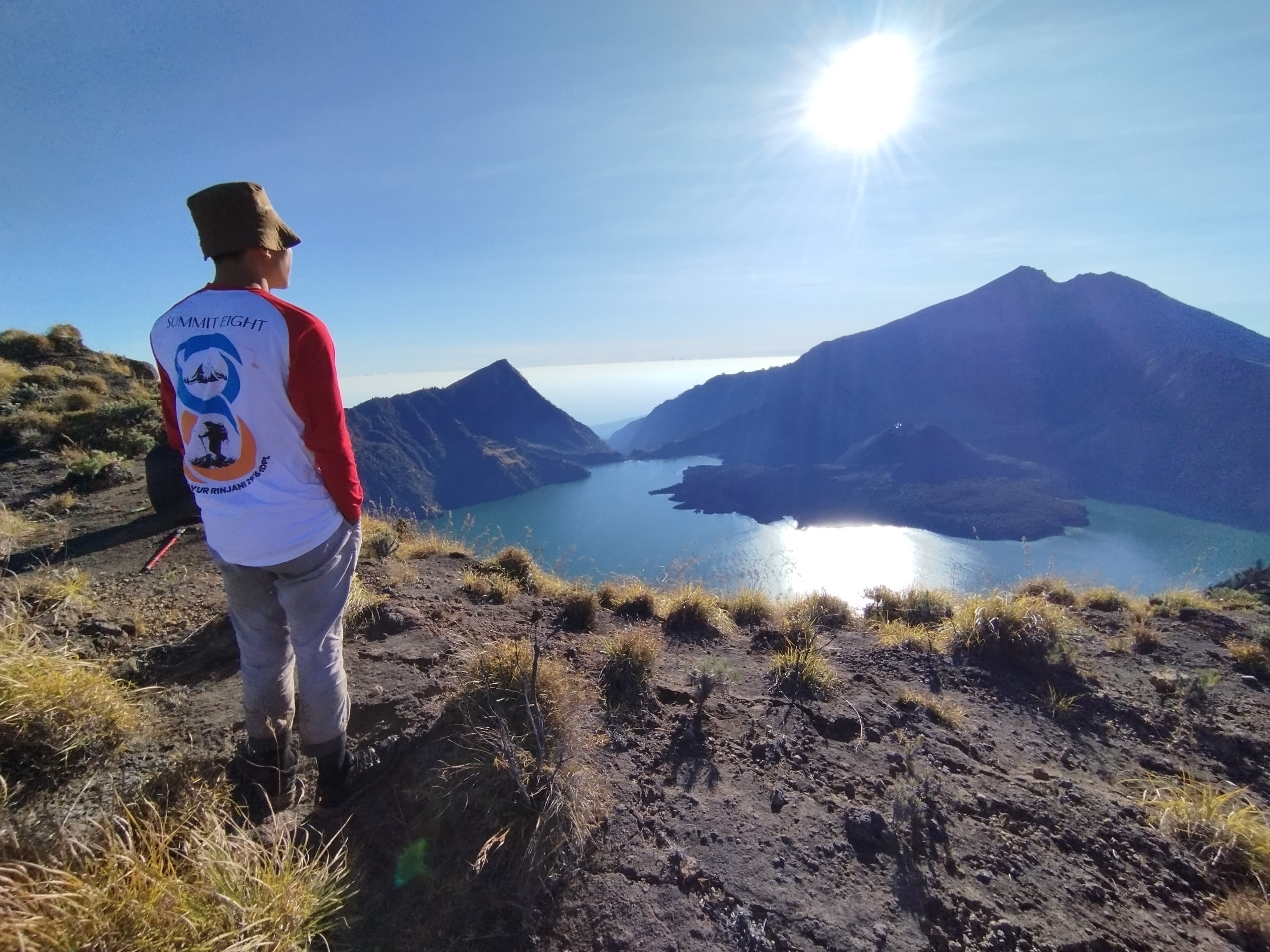 NIKMATI ALAM: Seorang pendaki sedang menikmati pemandangan di atas puncak Gunung Rinjani, beberapa waktu lalu. (ist)