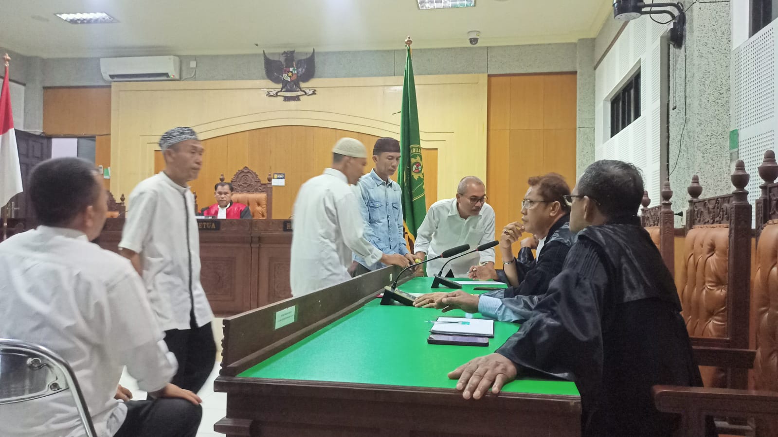 MULAI DISIDANG: Lima terdakwa dari PPHP pengadaan benih jagung Distanbun NTB tahun 2017 menjalani sidang pembacaan dakwaan di Pengadilan Tipikor Mataram, kemarin.(TONI/LOMBOK POST)