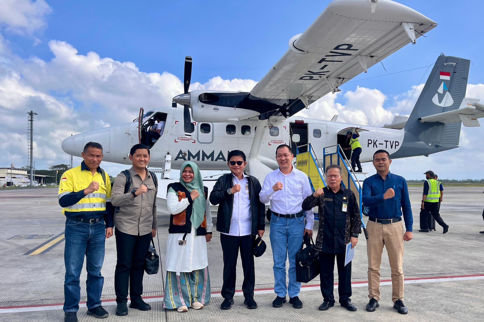 KUNJUNGI SMELTER: Pj Gubernur NTB Mayjen (Purn) Hassanudin (tengah) didampingi Kepala Disperin NTB Hj Nuryanti (tiga kiri) saat berkunjung ke smelter. (DISPERIN FOR LOMBOK POST)