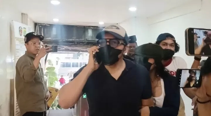 Anak musisi David Bayu alias David Naif, Audrey Davis saat diperiksa di Polda Metro Jaya. (Sabik Aji Taufan/ JawaPos.com)