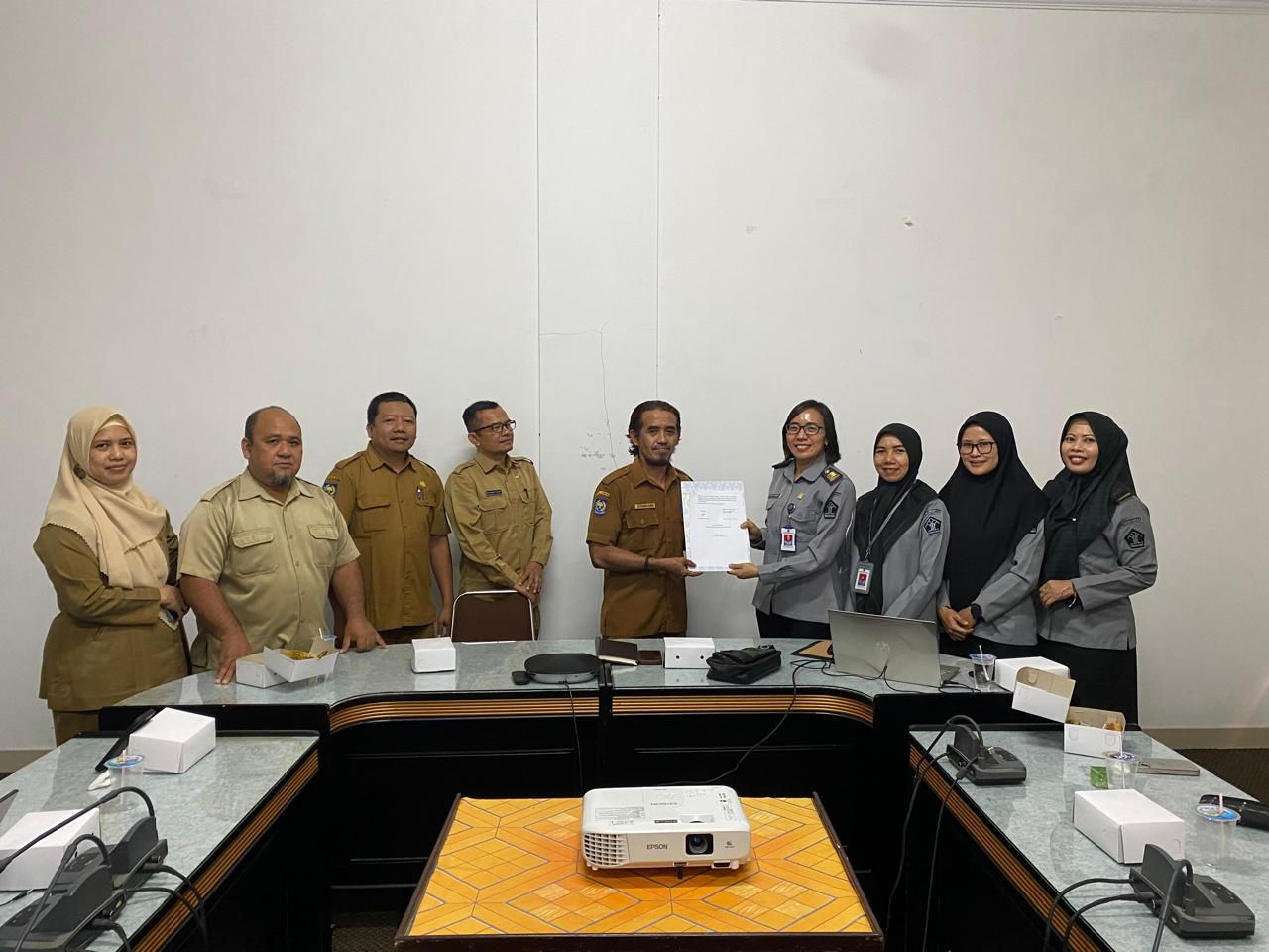 KOLABORASI: Tim Kanwil Kemenkumham NTB khususnya Subbidang Fasilitasi Pembentukan Produk Hukum Daerah menyampaikan rekomendasi terhadap Raperda yang sedang disusun kepada Bagian Hukum Pemda Lotim.