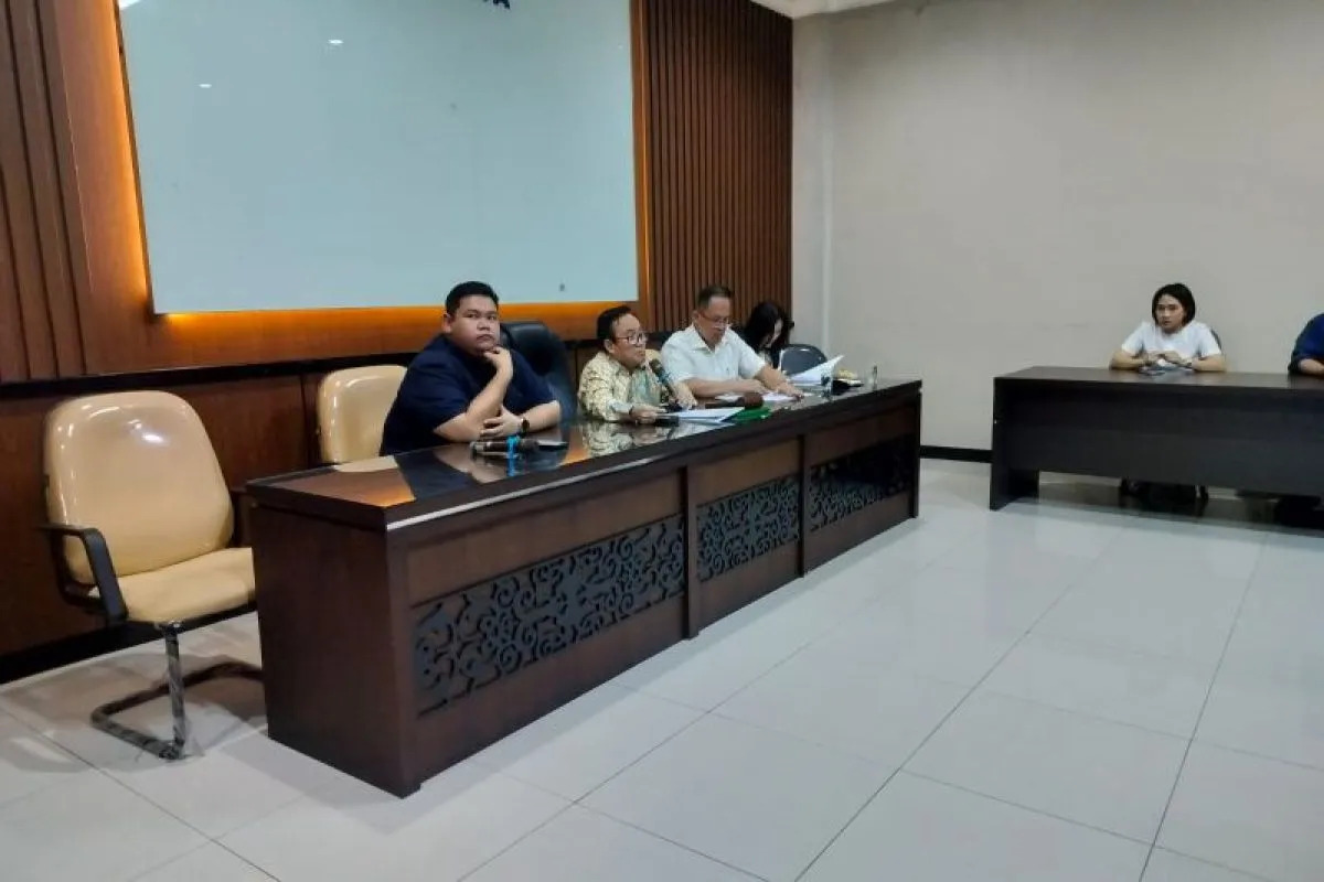 Ketua DPC PERADI Surabaya, Hariyanto (dua kiri) saat memberikan keterangan pers (ANTARA/Indra Setiawan)