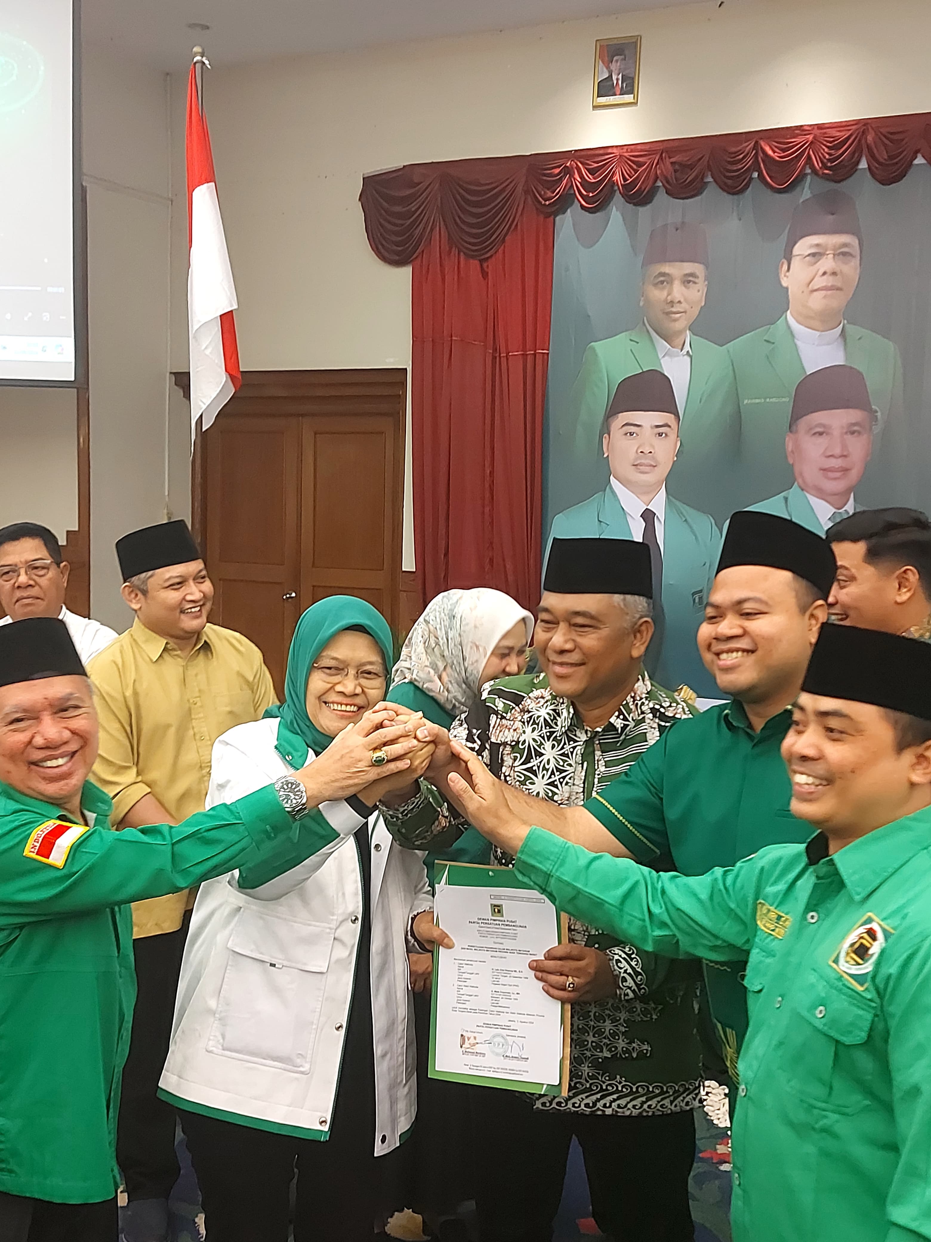 PERDANA: Momen ketika Bapaslon Aria-Weis menerima B.1KWK dari PPP, Minggu (11/8). (ZAD/LOMBOK POST)